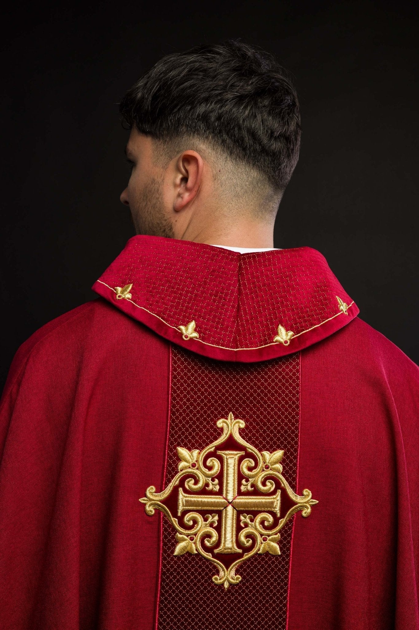 Chasuble brodée sur velours avec le symbole de la Croix - Rouge LE/7029/02 - CHASUBLES.FR