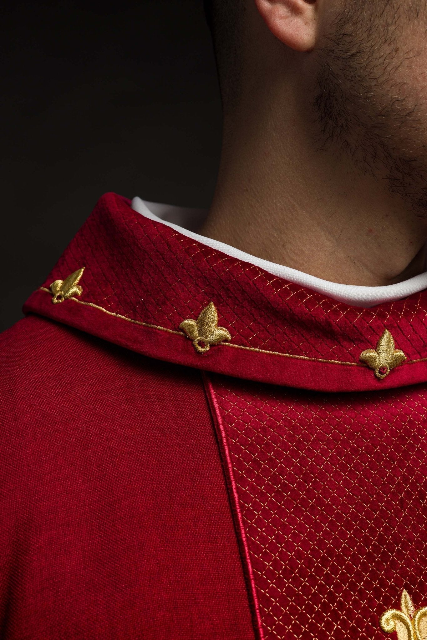 Chasuble brodée sur velours avec le symbole de la Croix - Rouge LE/7029/02 - CHASUBLES.FR