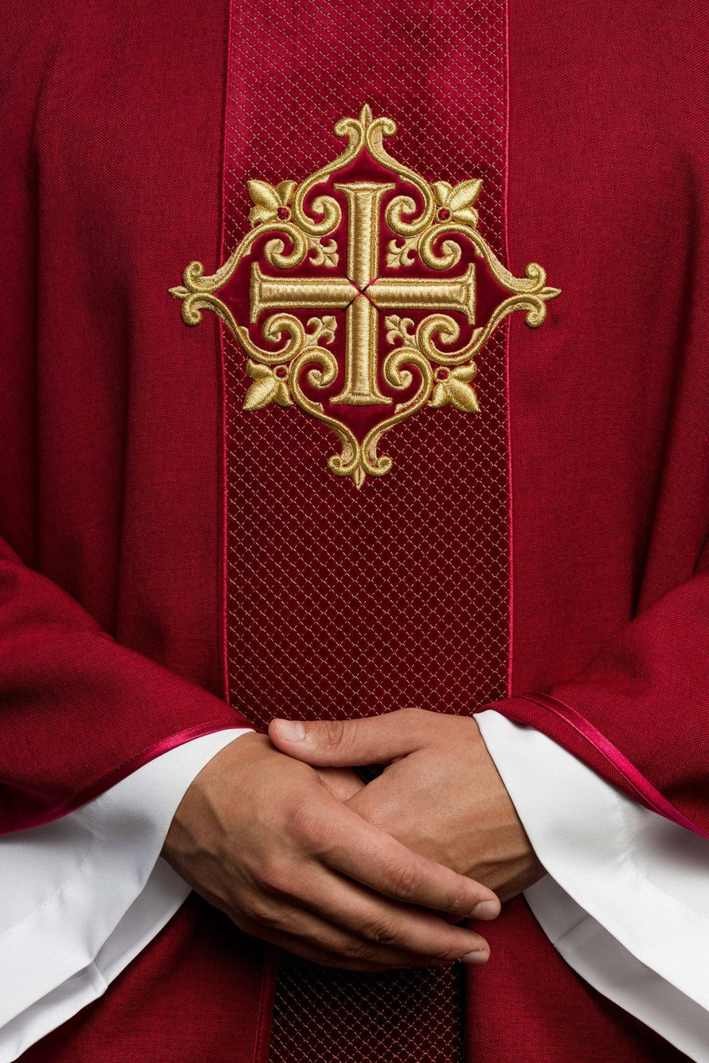 Chasuble brodée sur velours avec le symbole de la Croix - Rouge LE/7029/02 - CHASUBLES.FR