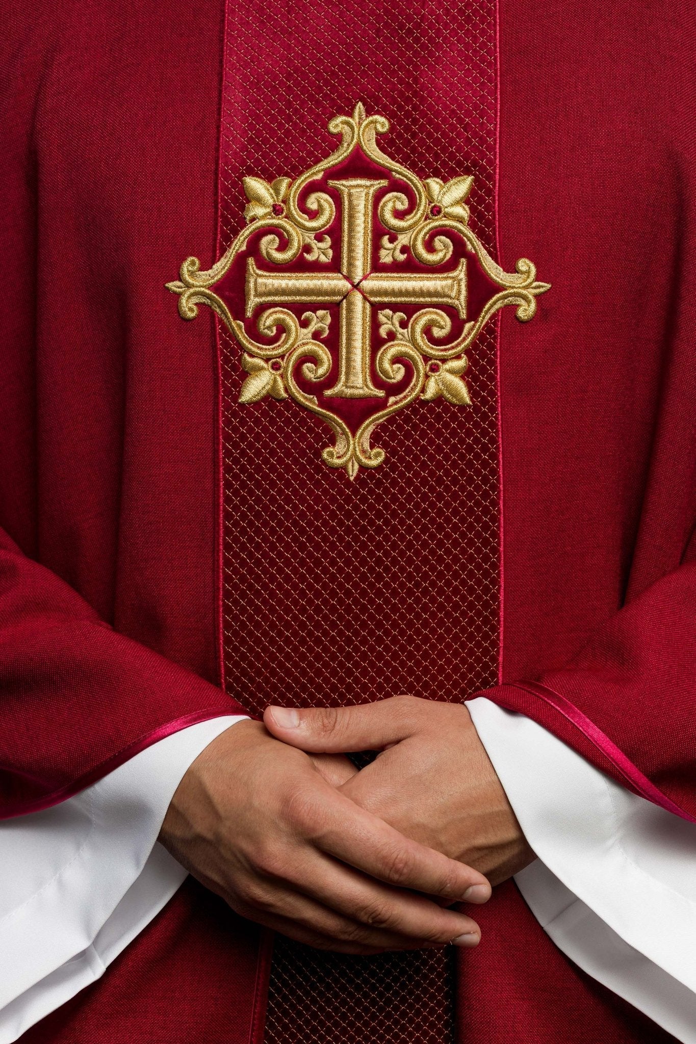 Chasuble brodée sur velours avec le symbole de la Croix - Rouge LE/7029/02 - CHASUBLES.FR