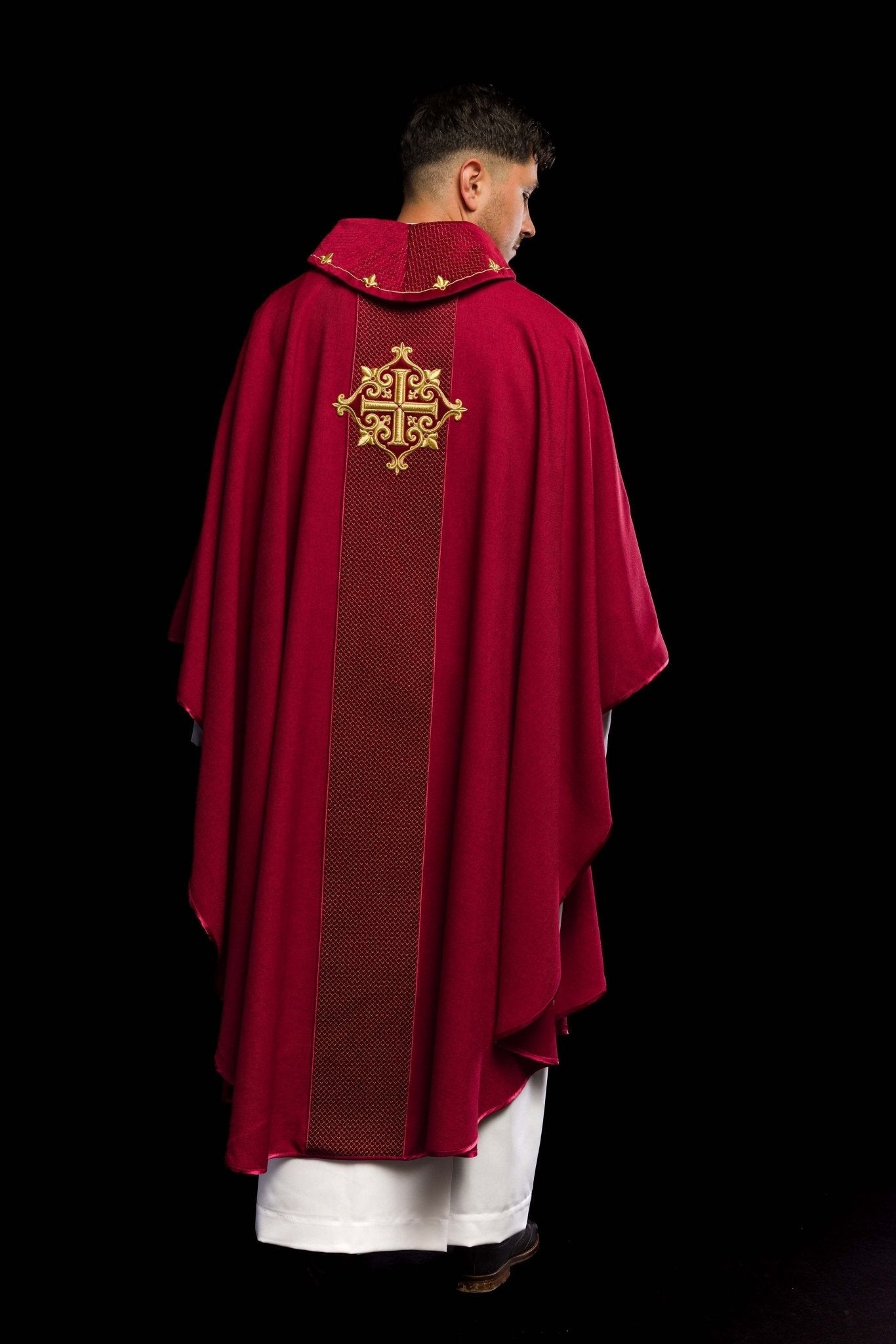 Chasuble brodée sur velours avec le symbole de la Croix - Rouge LE/7029/02 - CHASUBLES.FR