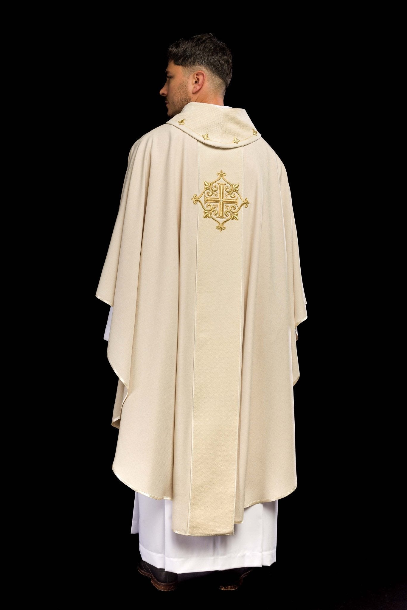 Chasuble brodée sur velours avec symbole Croix Ecru LE/7029/05 - CHASUBLES.FR