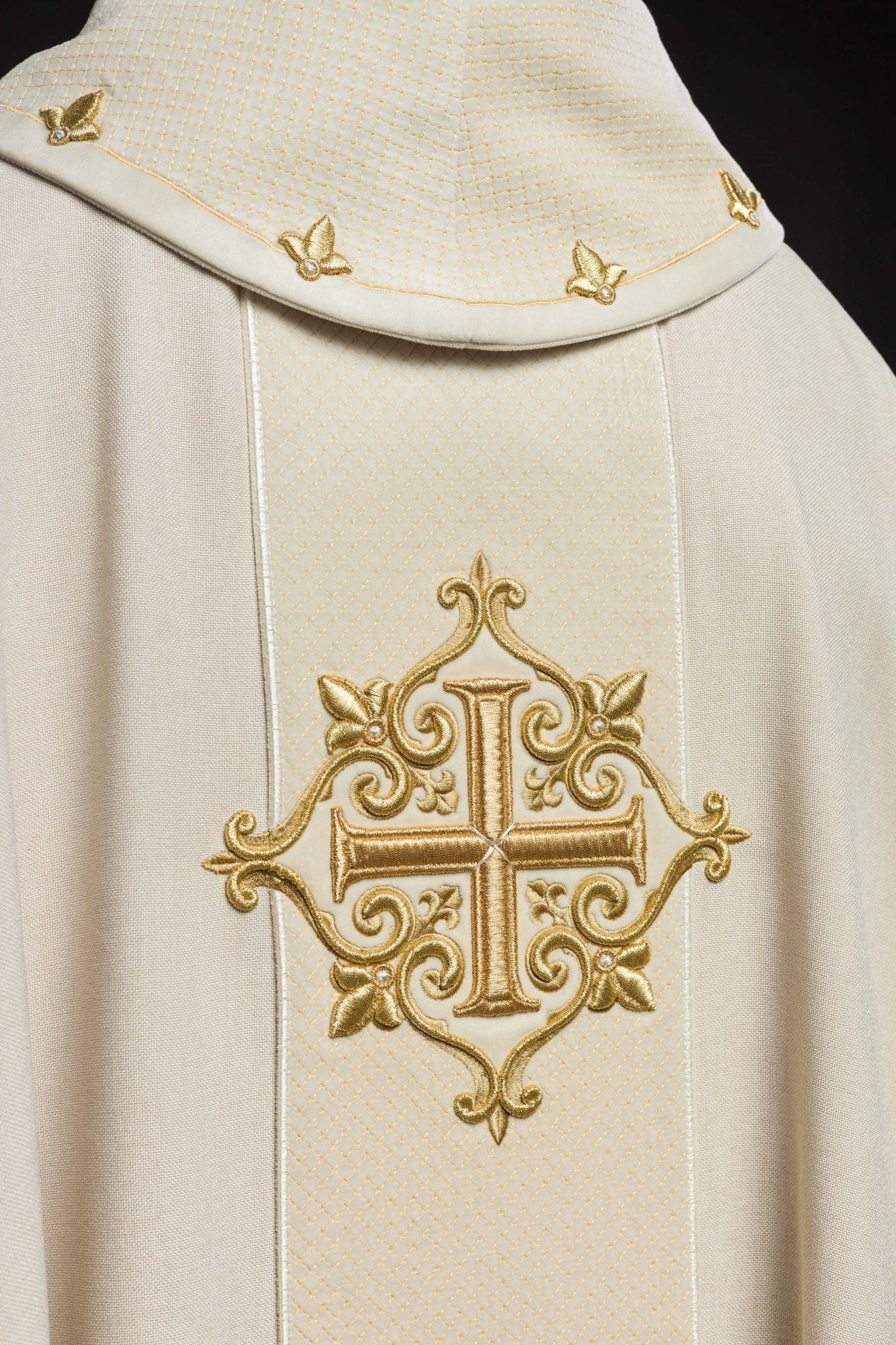 Chasuble brodée sur velours avec symbole Croix Ecru LE/7029/05 - CHASUBLES.FR