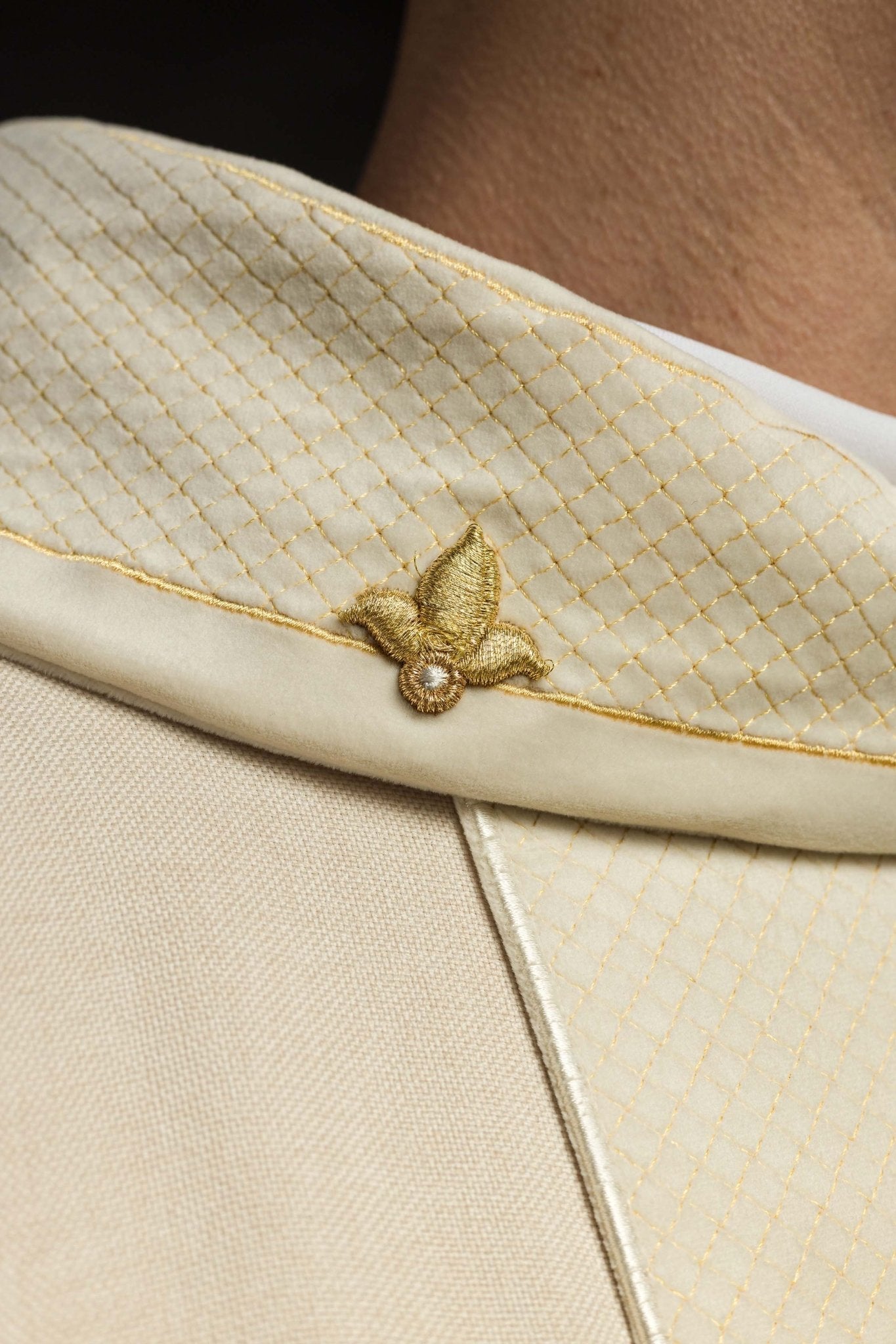Chasuble brodée sur velours avec symbole Croix Ecru LE/7029/05 - CHASUBLES.FR