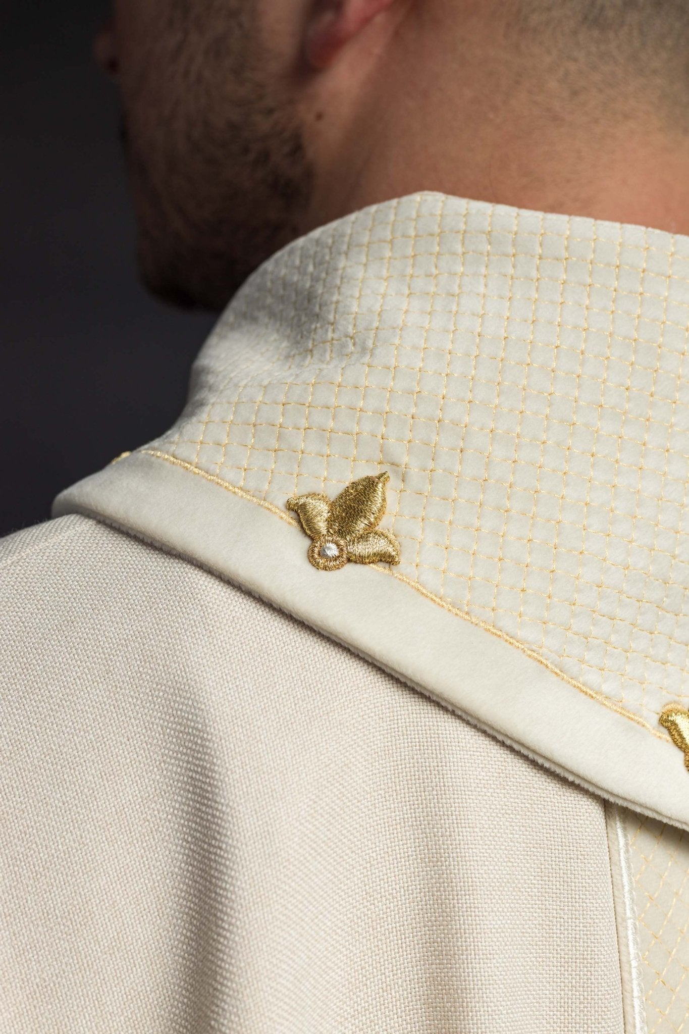 Chasuble brodée sur velours avec symbole Croix Ecru LE/7029/05 - CHASUBLES.FR