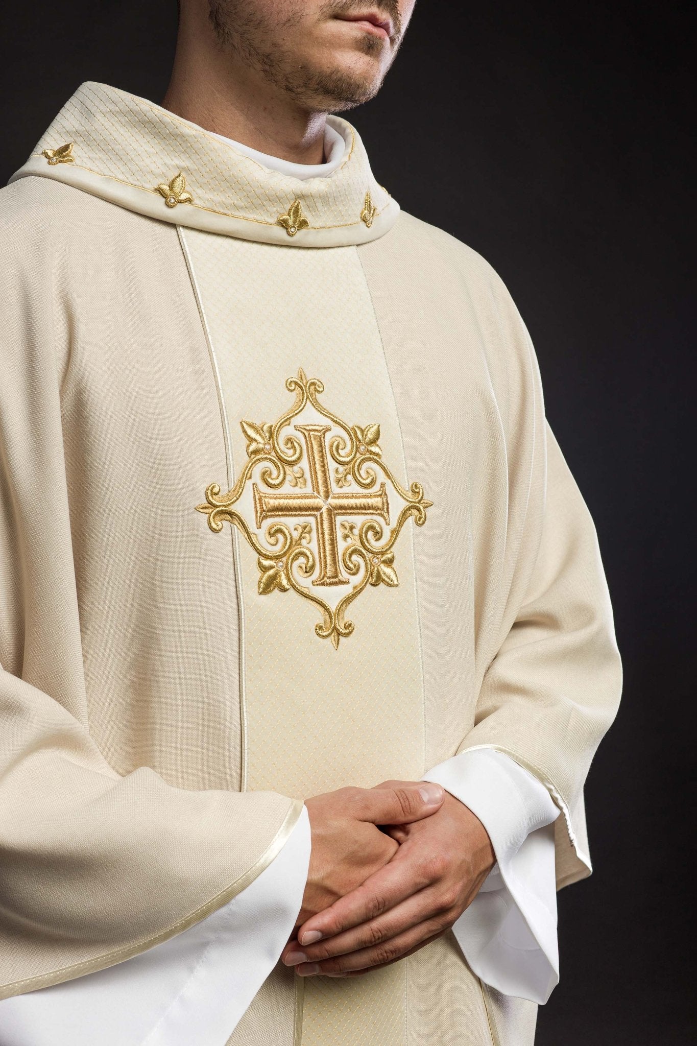 Chasuble brodée sur velours avec symbole Croix Ecru LE/7029/05 - CHASUBLES.FR