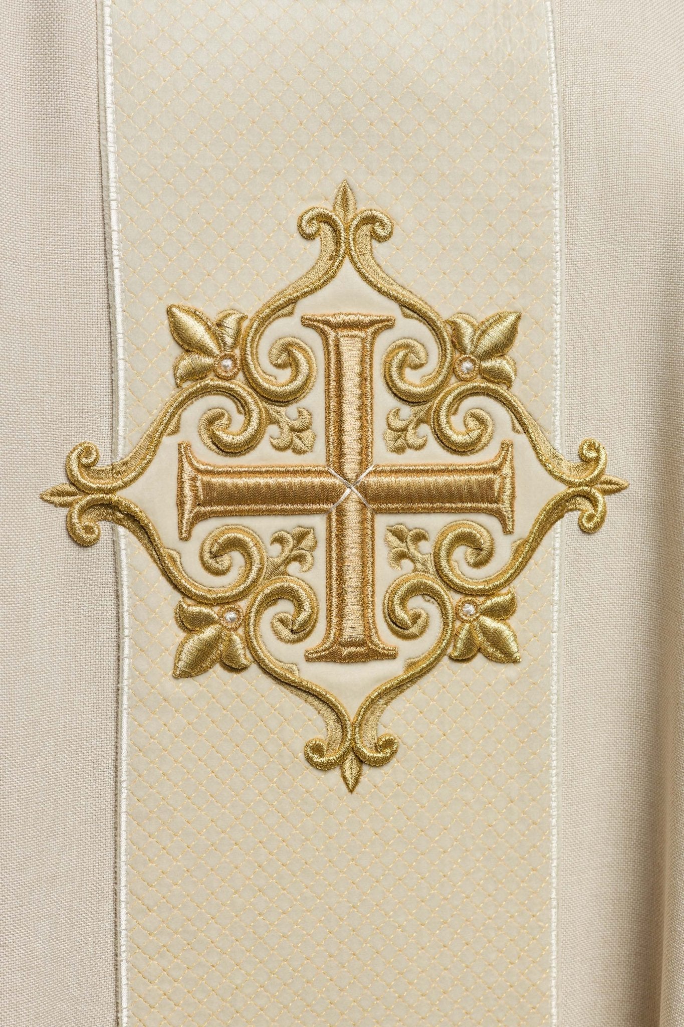 Chasuble brodée sur velours avec symbole Croix Ecru LE/7029/05 - CHASUBLES.FR