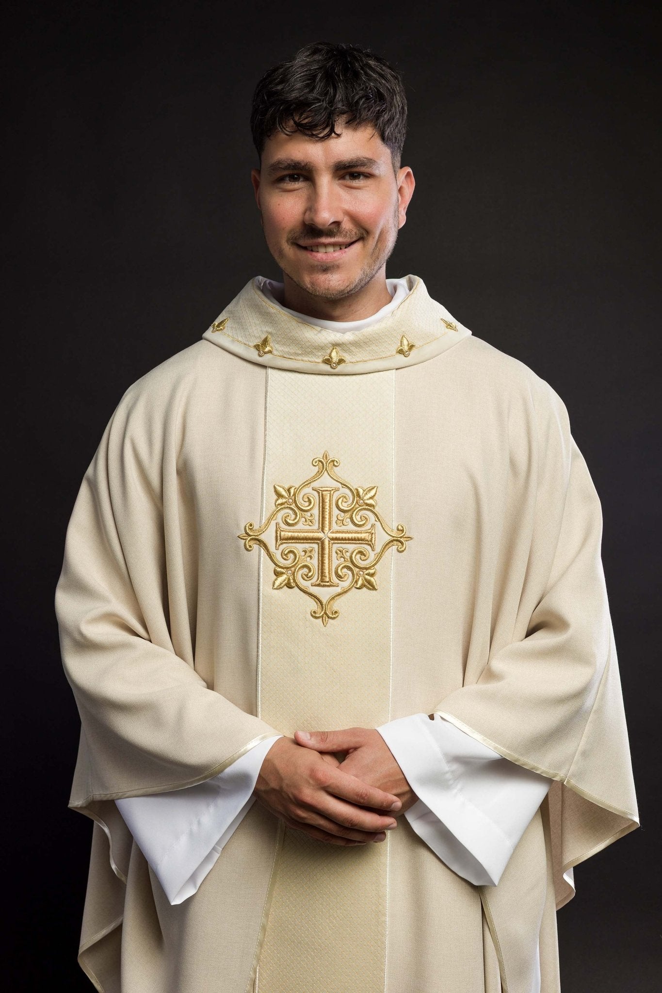 Chasuble brodée sur velours avec symbole Croix Ecru LE/7029/05 - CHASUBLES.FR