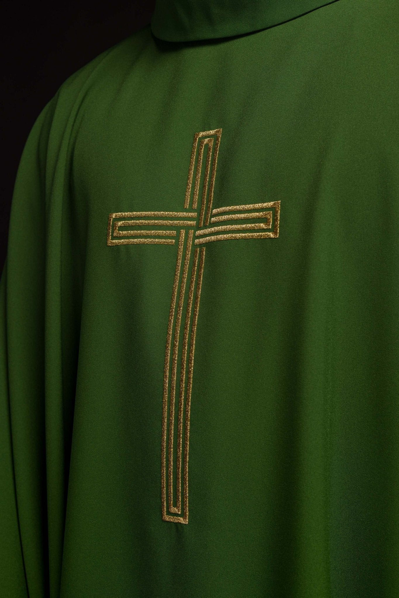 Chasuble brodée verte avec croix KOR/018/01/12 ZIELONY - CHASUBLES.FR