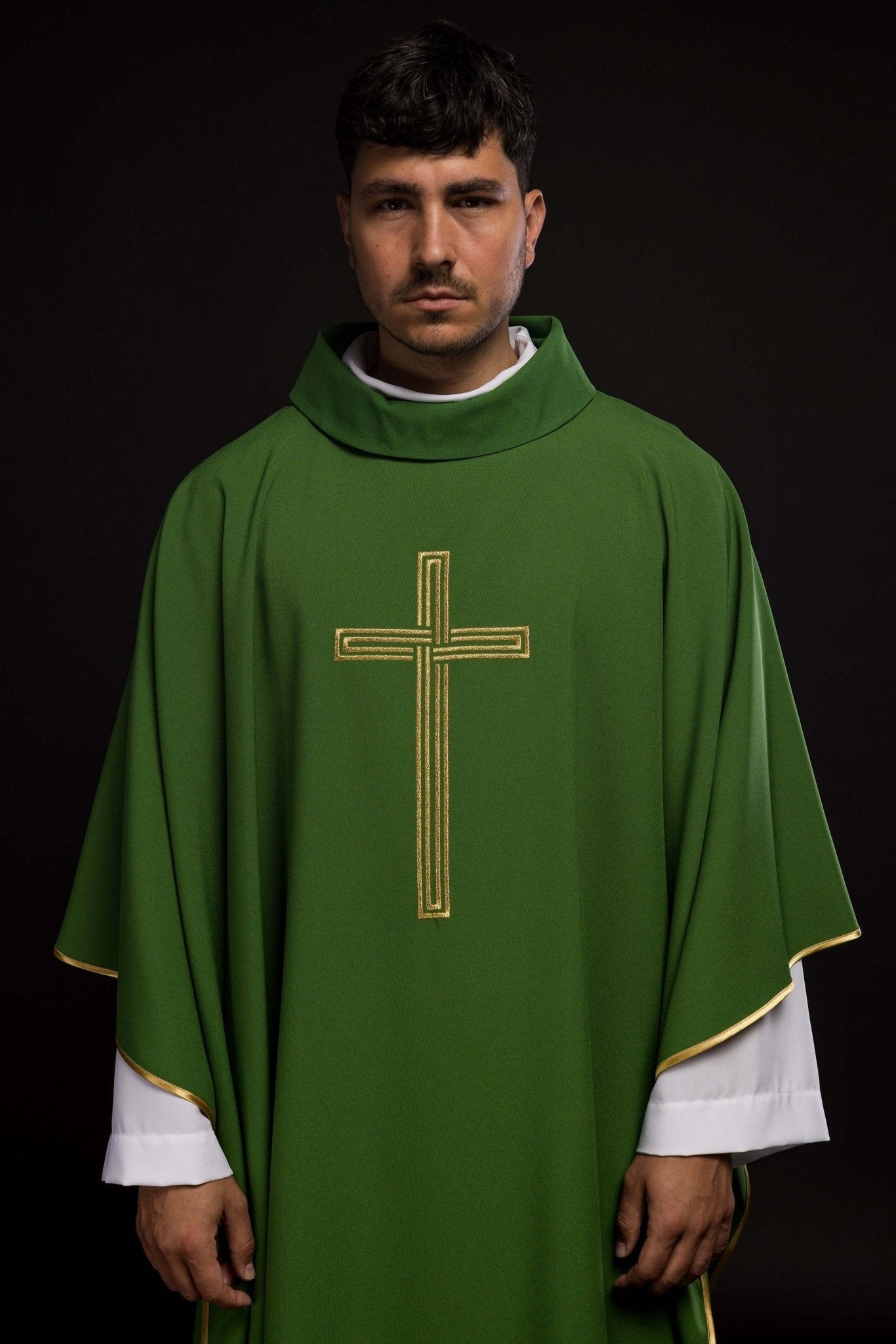 Chasuble brodée verte avec croix KOR/018/01/12 ZIELONY - CHASUBLES.FR
