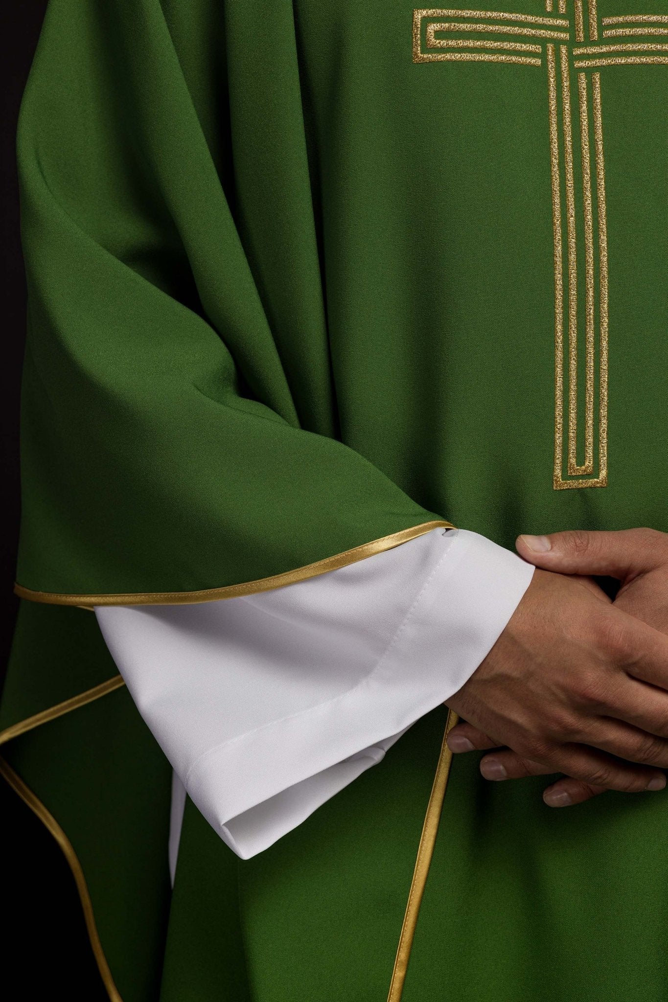 Chasuble brodée verte avec croix KOR/018/01/12 ZIELONY - CHASUBLES.FR