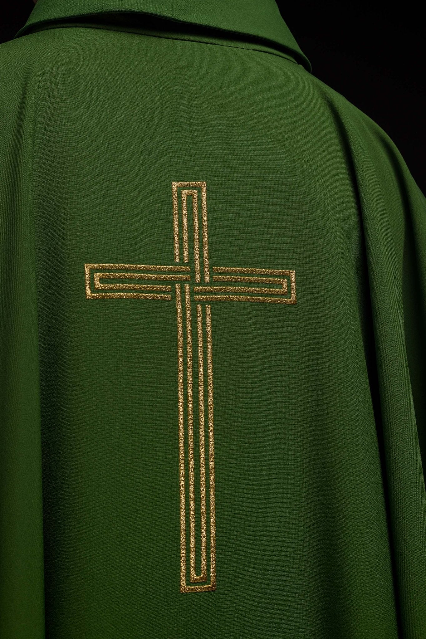 Chasuble brodée verte avec croix KOR/018/01/12 ZIELONY - CHASUBLES.FR