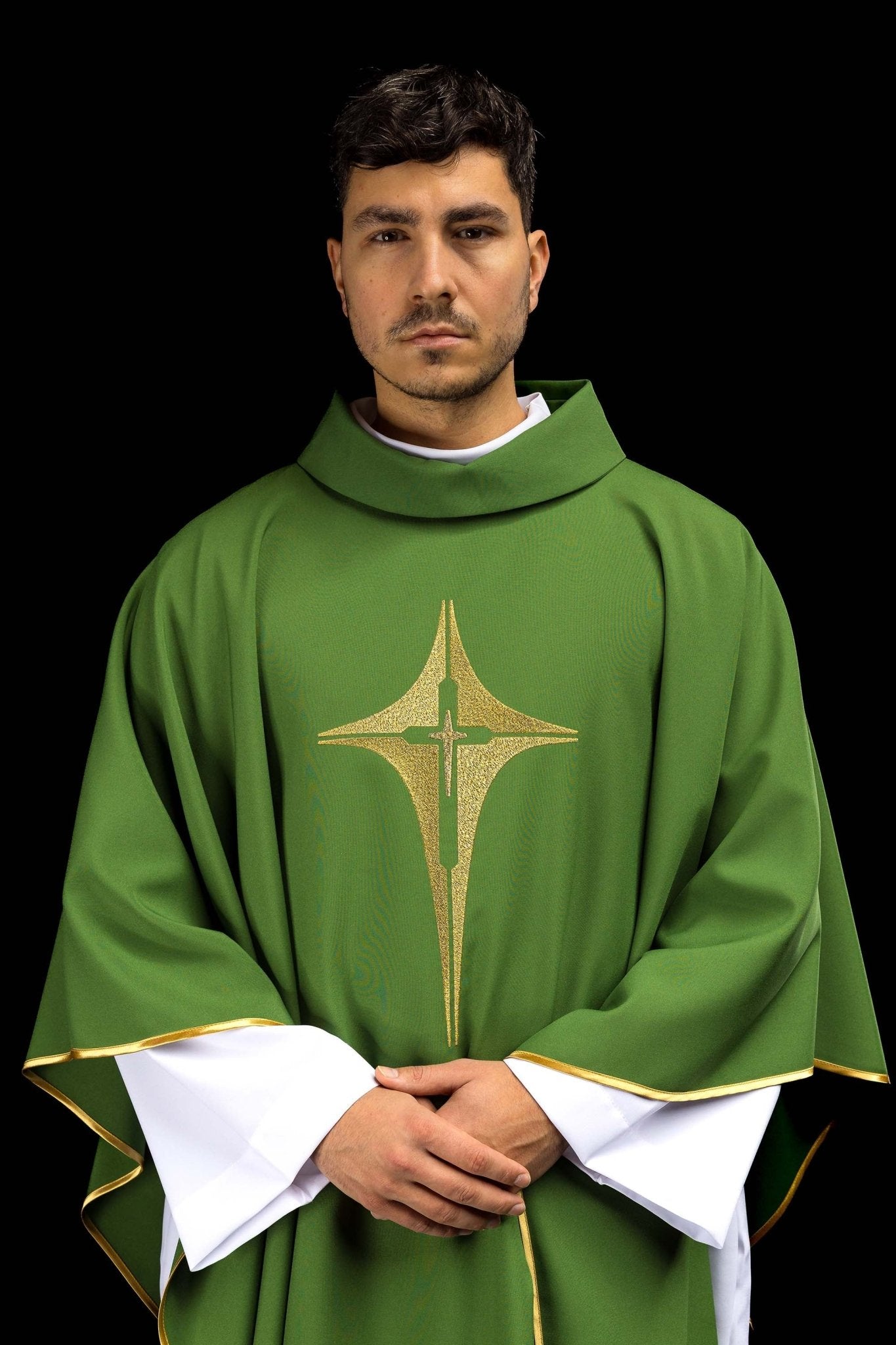 Chasuble brodée verte avec croix KOR/002/01/12 ZIELONY - CHASUBLES.FR