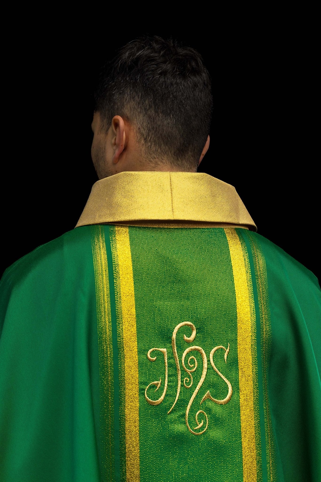 Chasuble brodée verte avec motif IHS avec dorure KOR/183/01/27 ZIELONY - CHASUBLES.FR