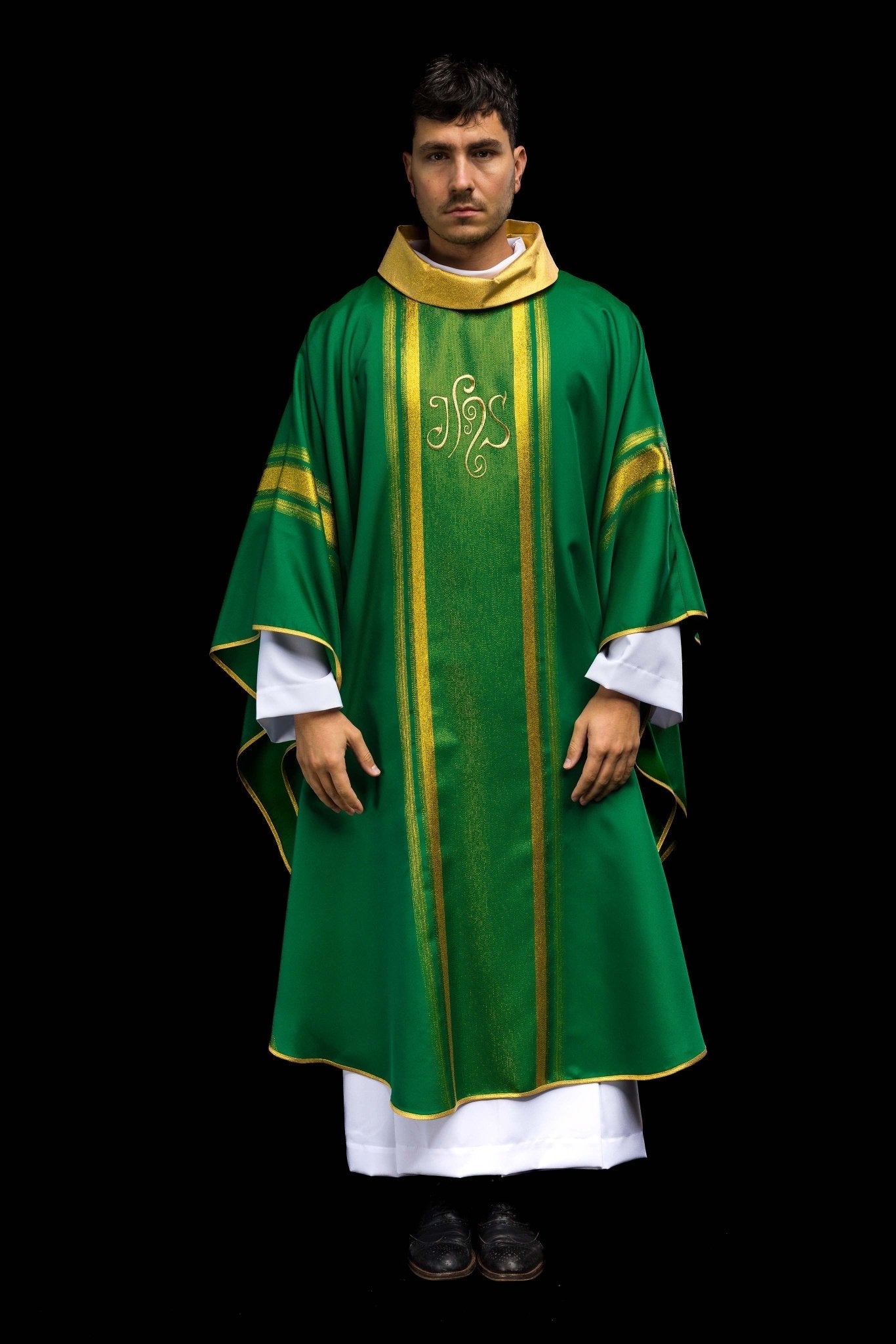 Chasuble brodée verte avec motif IHS avec dorure KOR/183/01/27 ZIELONY - CHASUBLES.FR