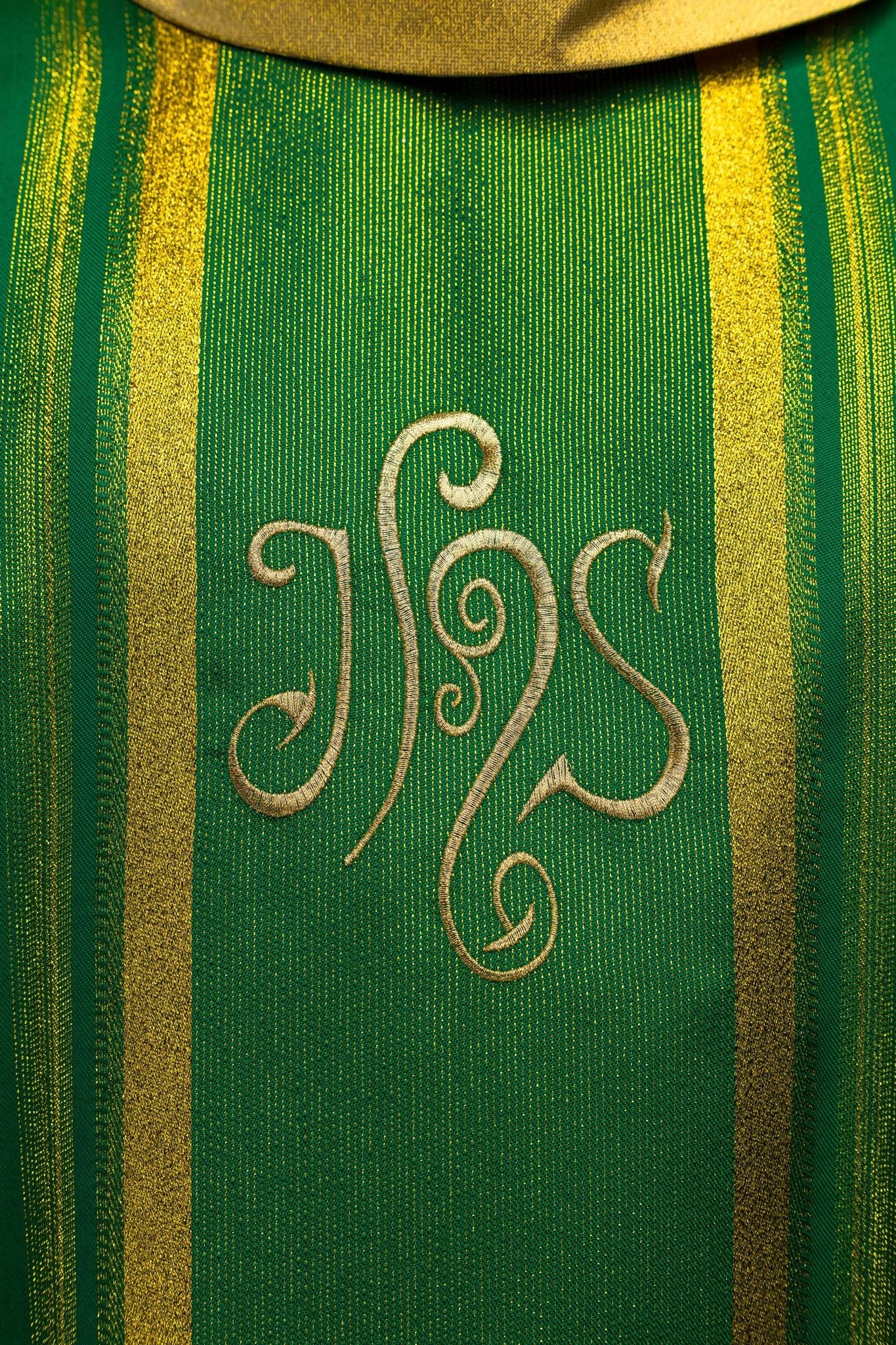 Chasuble brodée verte avec motif IHS avec dorure KOR/183/01/27 ZIELONY - CHASUBLES.FR