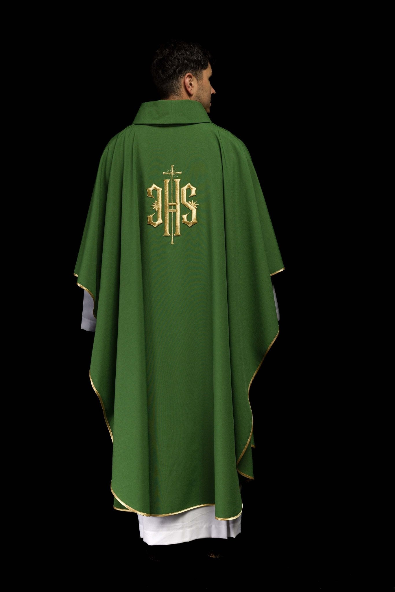 Chasuble brodée verte avec motif IHS doré KOR/010/01/12 ZIELONY - CHASUBLES.FR
