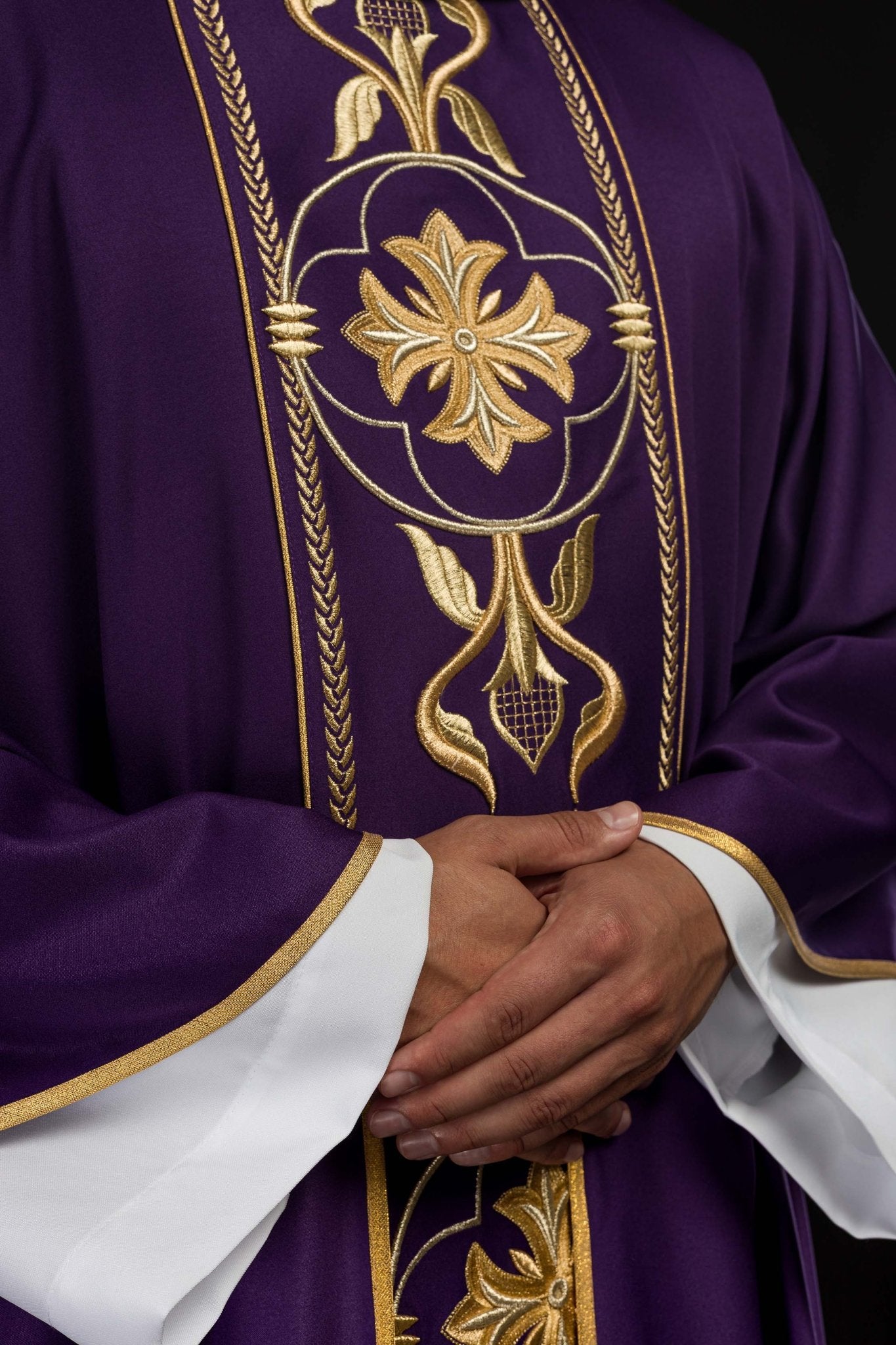Chasuble brodée violette avec bande décorative KOR/267/03/53 - CHASUBLES.FR