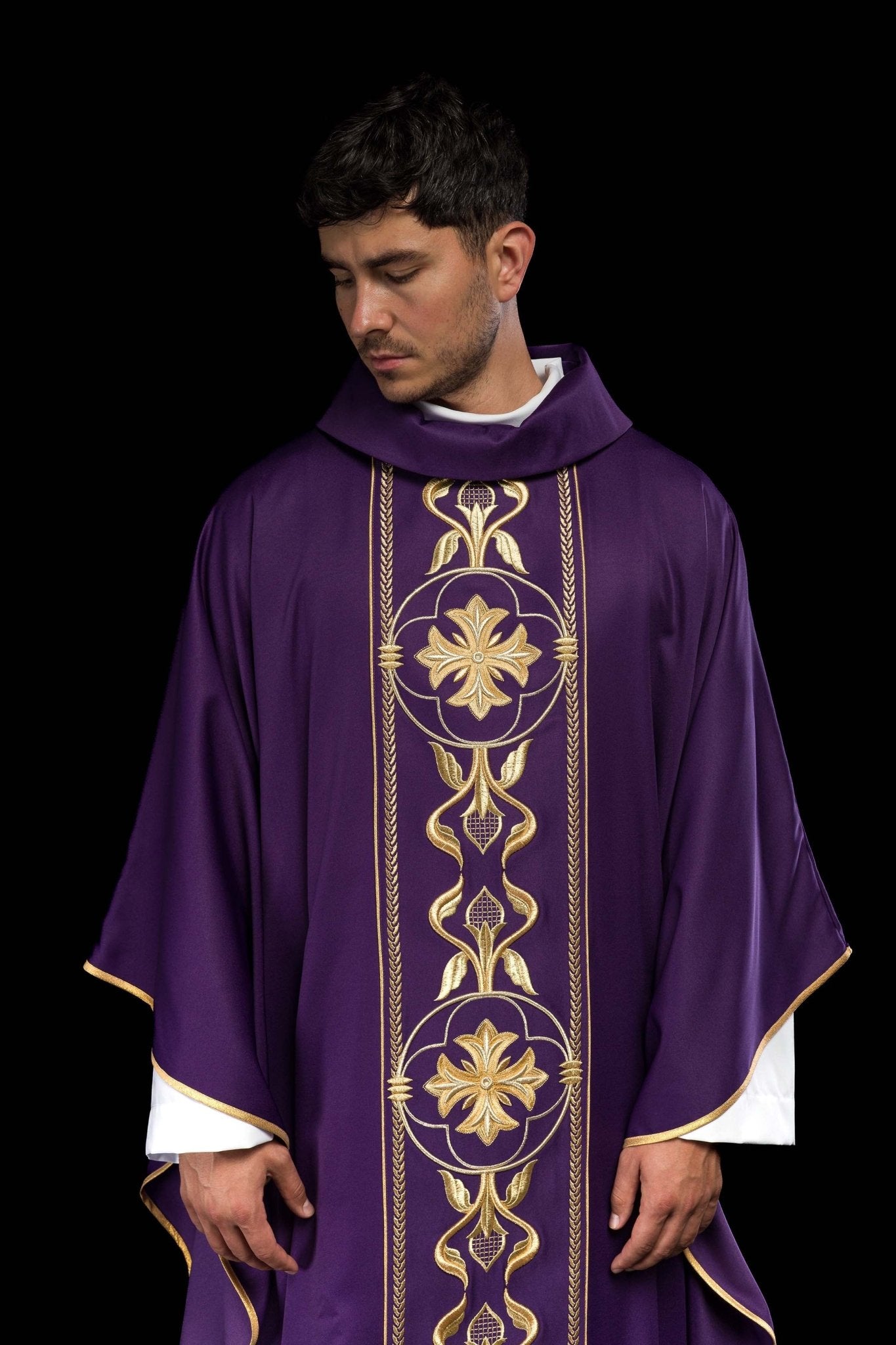 Chasuble brodée violette avec bande décorative KOR/267/03/53 - CHASUBLES.FR