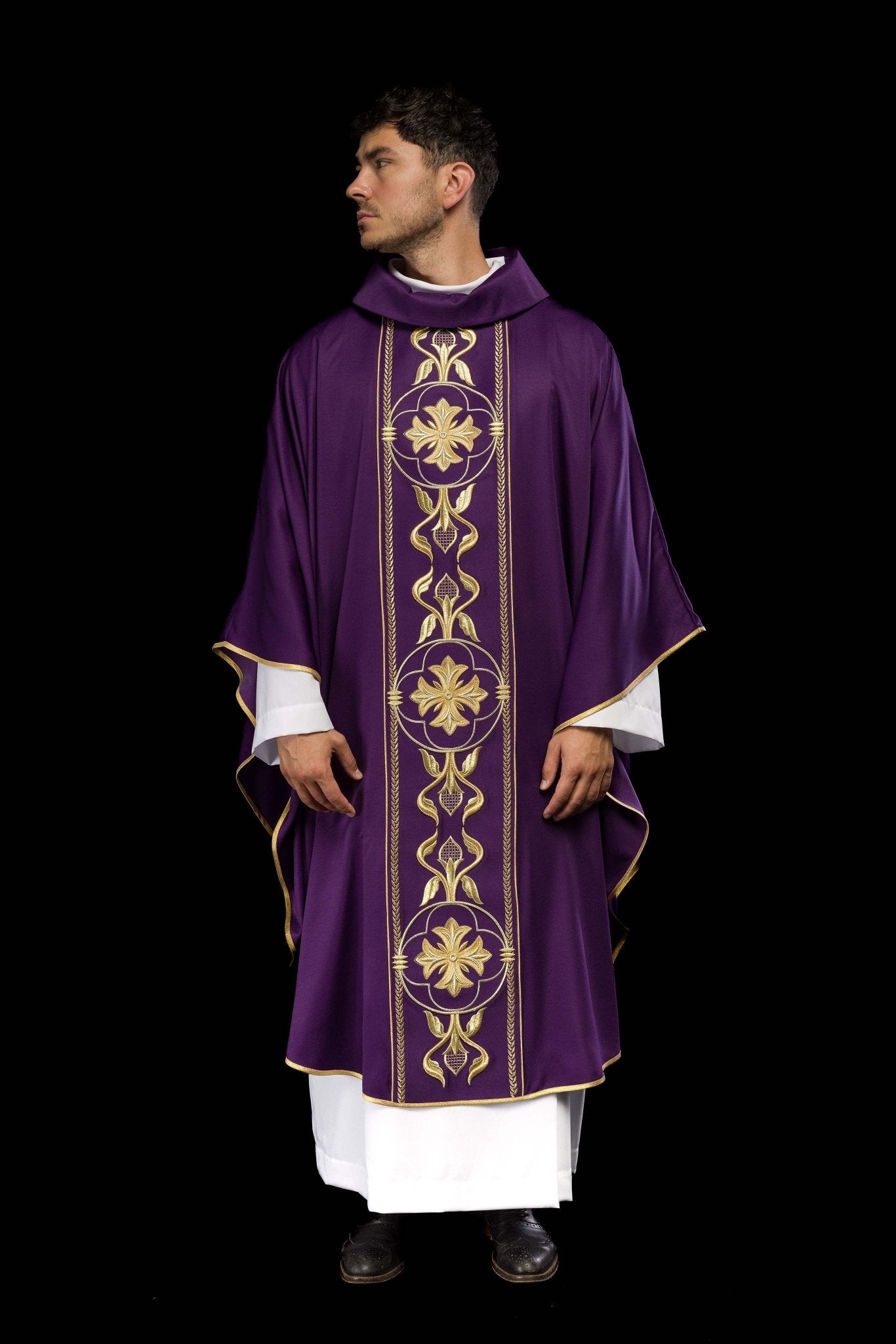 Chasuble brodée violette avec bande décorative KOR/267/03/53 - CHASUBLES.FR