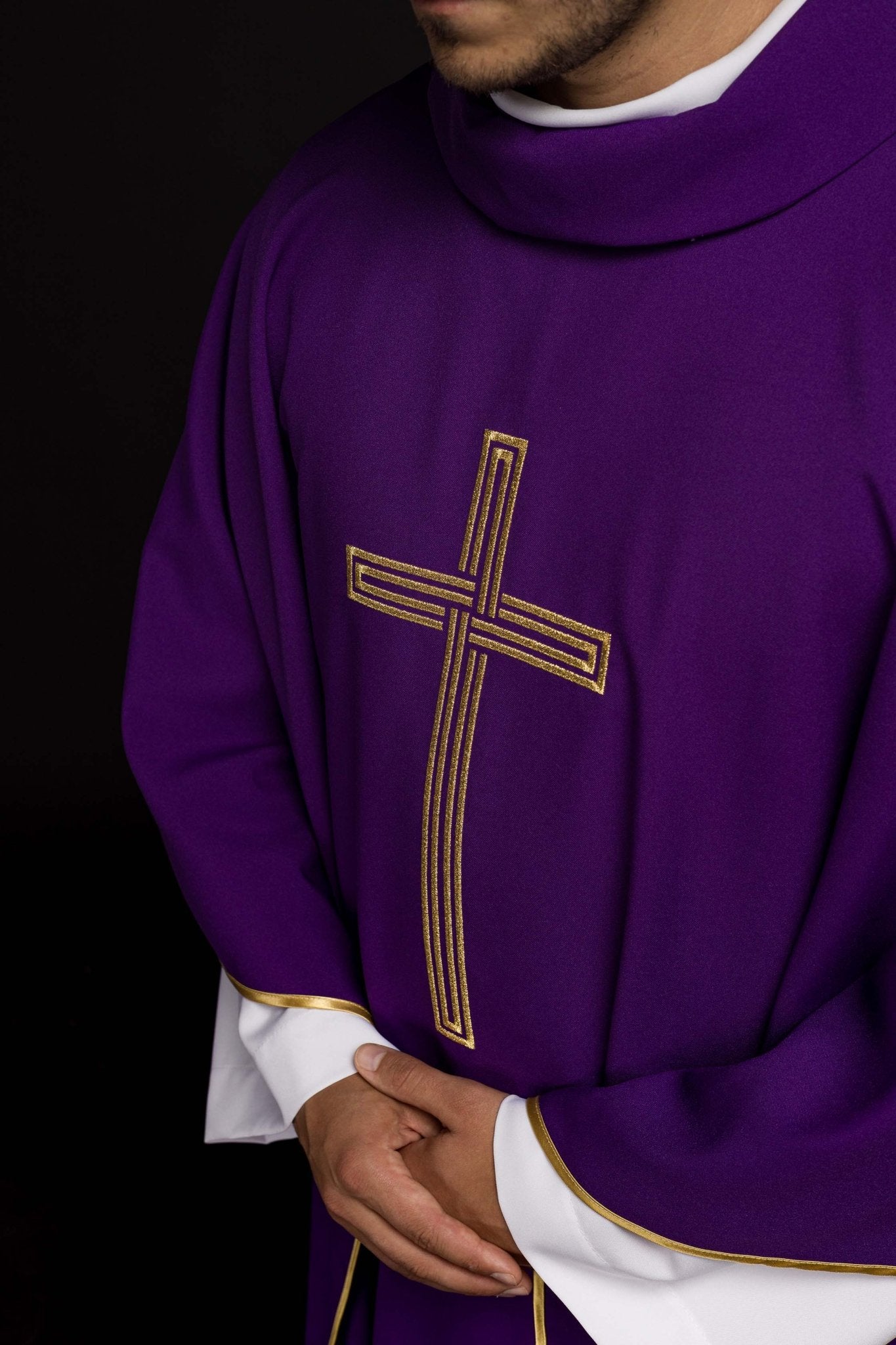 Chasuble brodée violette avec croix KOR/018/03/12 FIOLET - CHASUBLES.FR