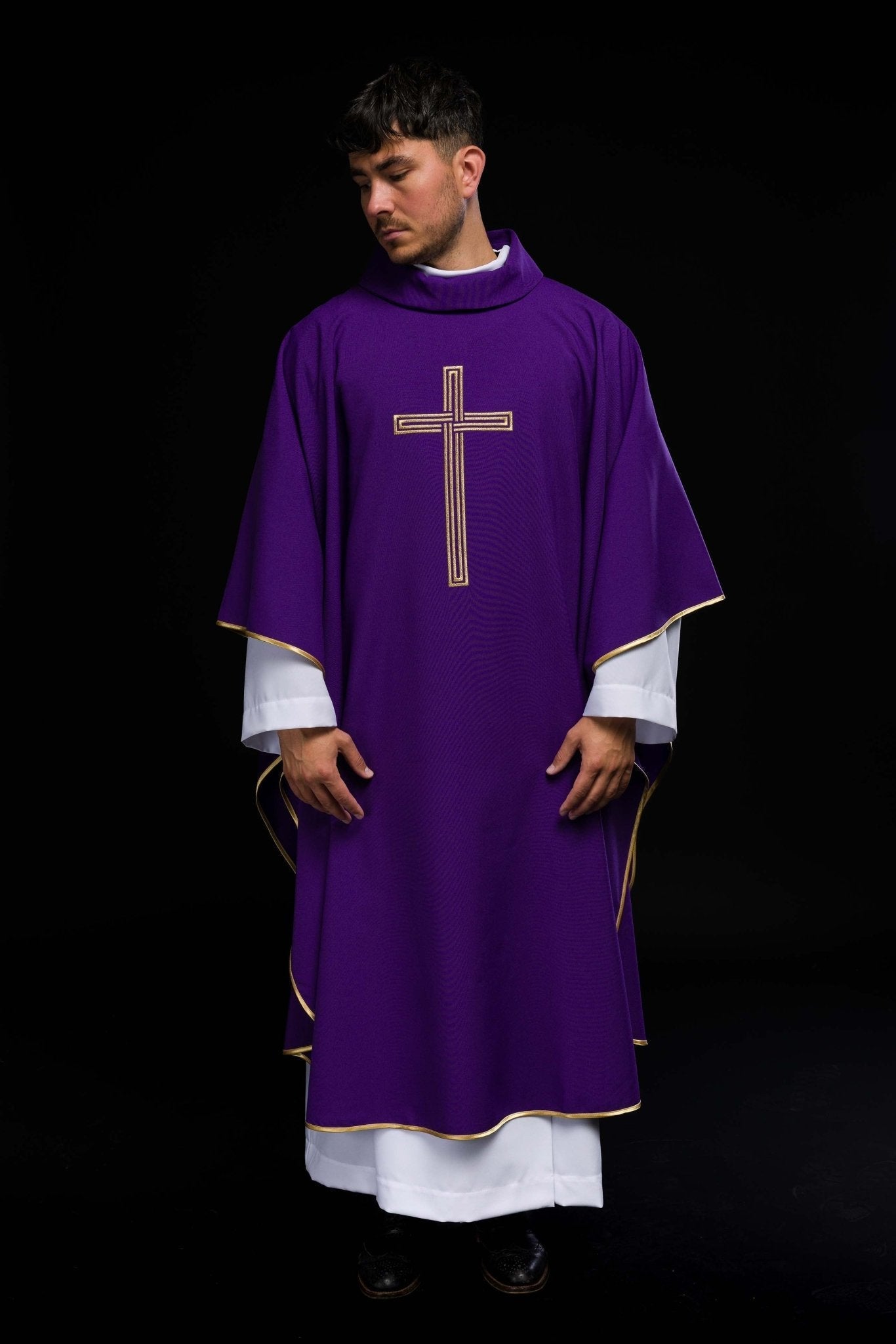 Chasuble brodée violette avec croix KOR/018/03/12 FIOLET - CHASUBLES.FR