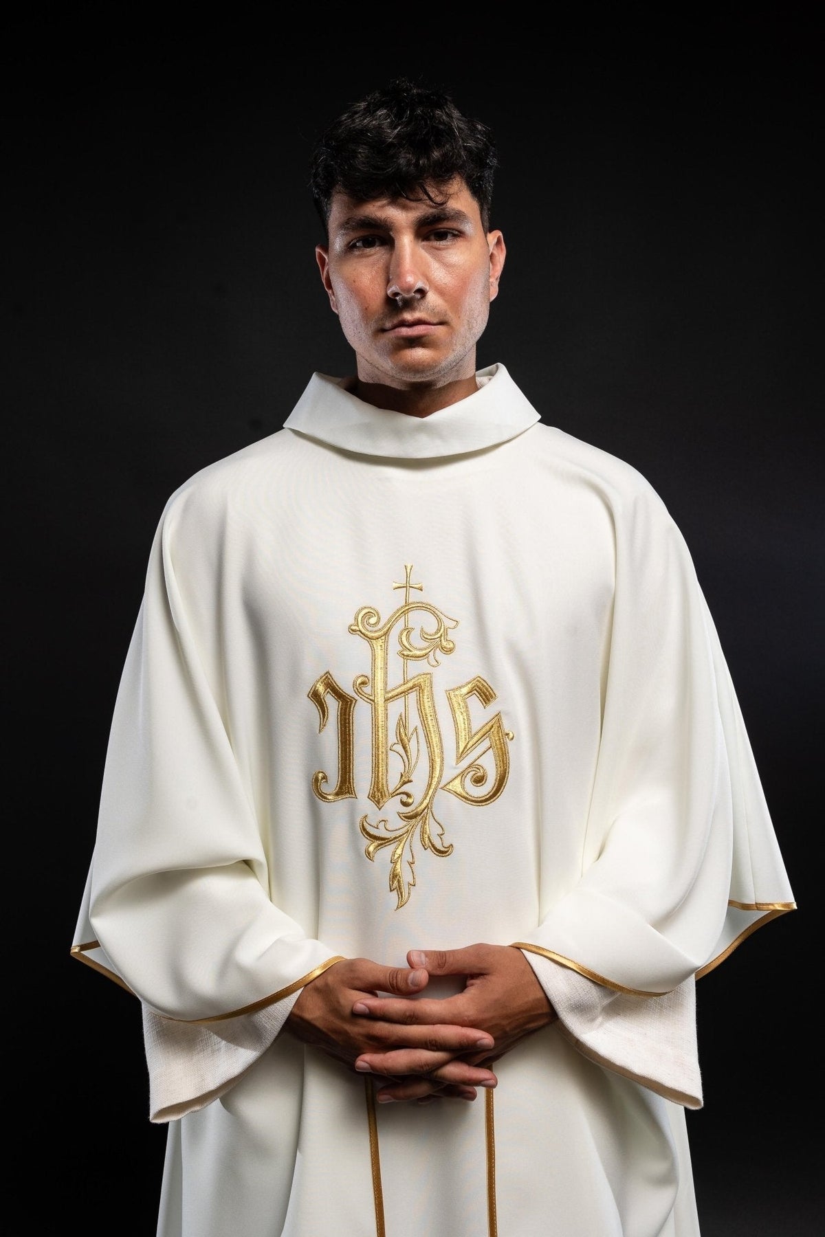 Chasuble crème avec broderie IHS dorée KOR/032/05/12 ECRU - CHASUBLES.FR