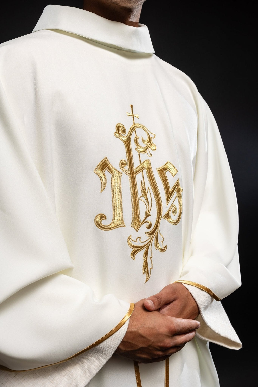 Chasuble crème avec broderie IHS dorée KOR/032/05/12 ECRU - CHASUBLES.FR