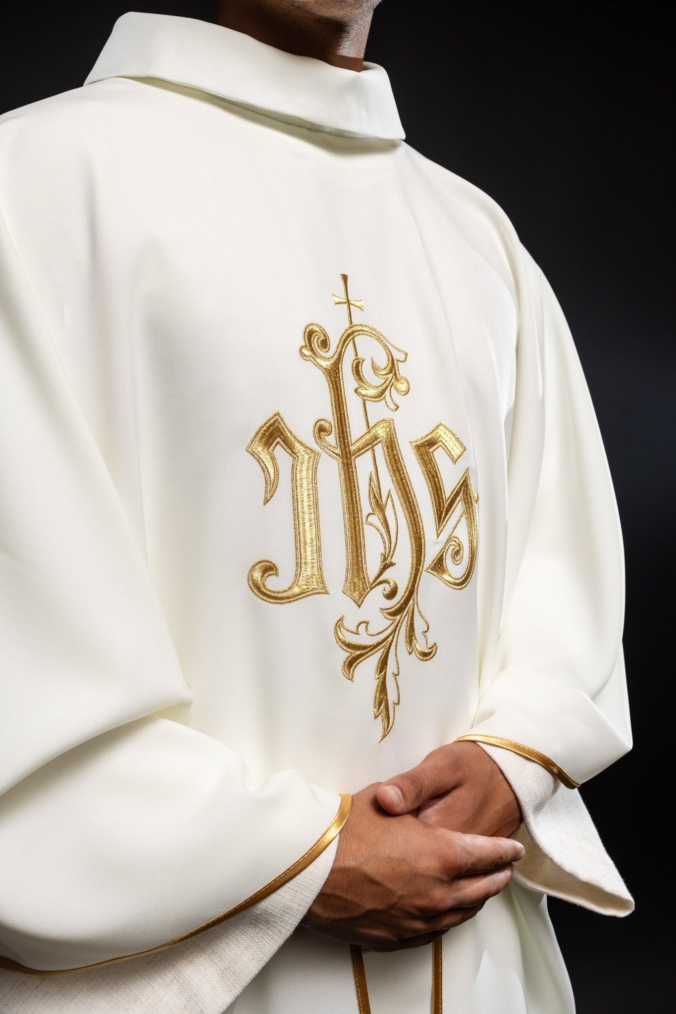 Chasuble crème avec broderie IHS dorée KOR/032/05/12 ECRU - CHASUBLES.FR