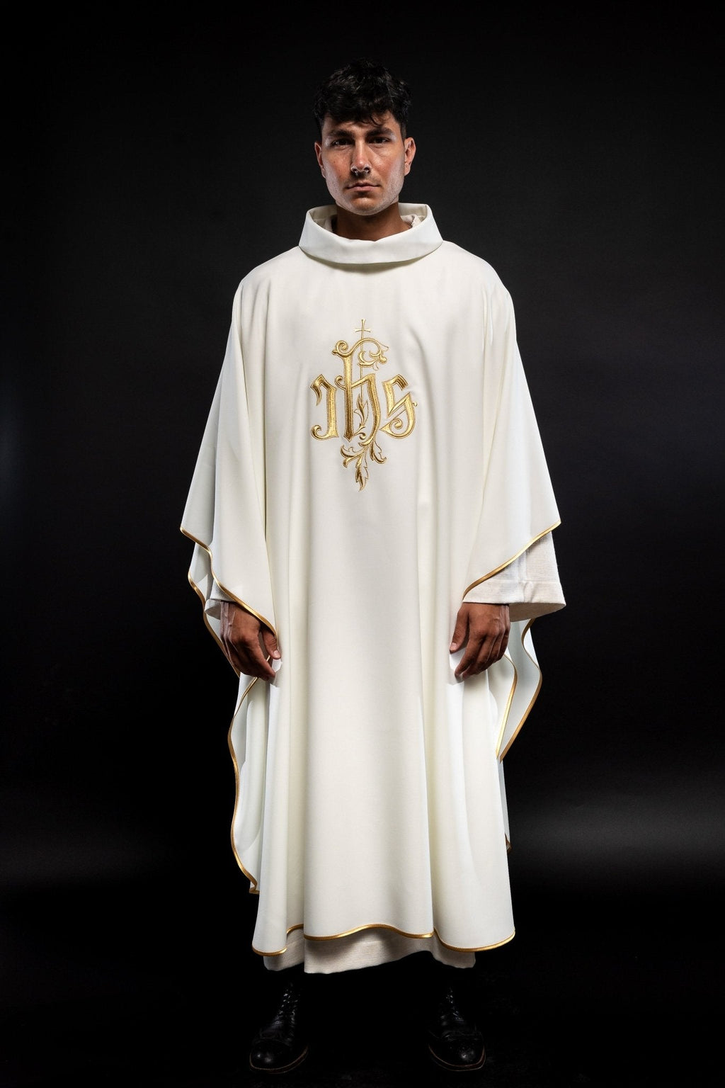 Chasuble crème avec broderie IHS dorée KOR/032/05/12 ECRU - CHASUBLES.FR