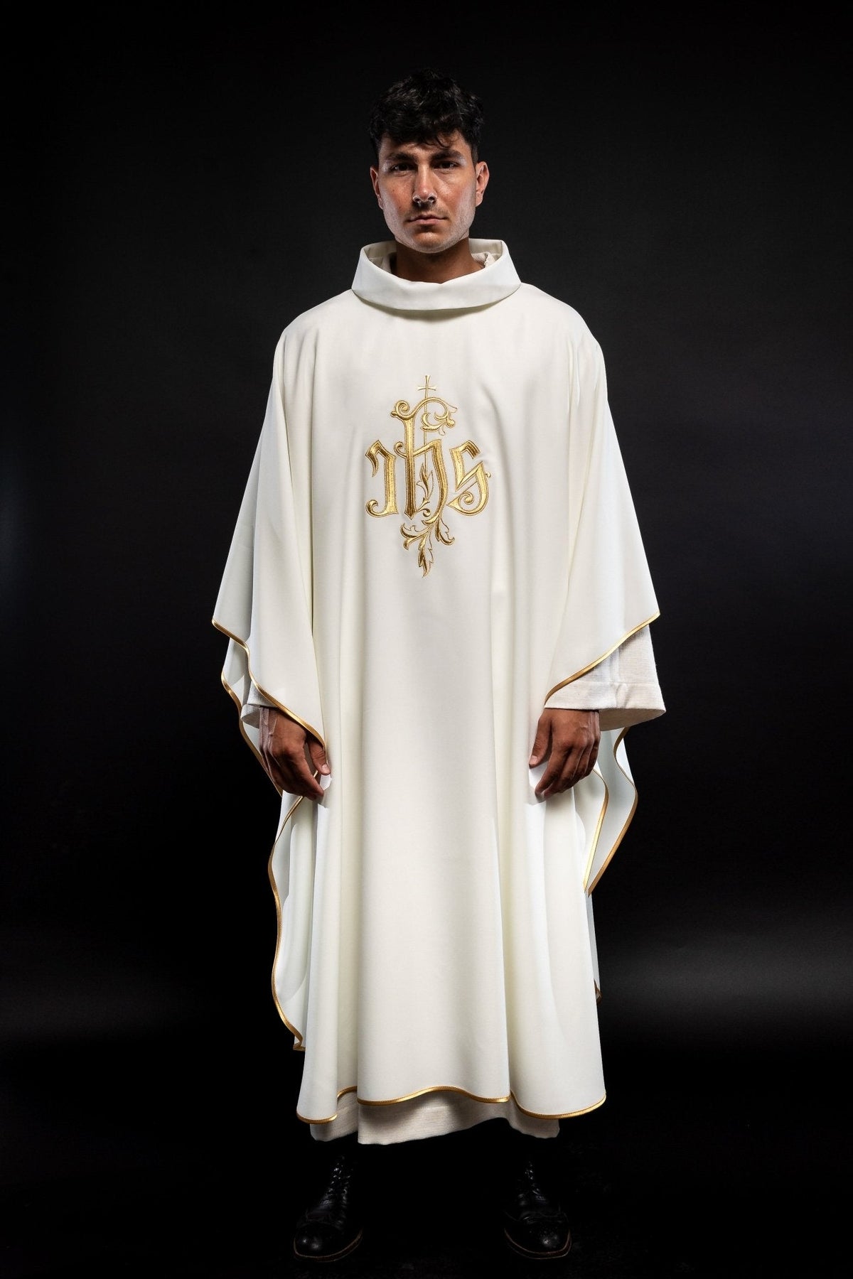 Chasuble crème avec broderie IHS dorée KOR/032/05/12 ECRU - CHASUBLES.FR