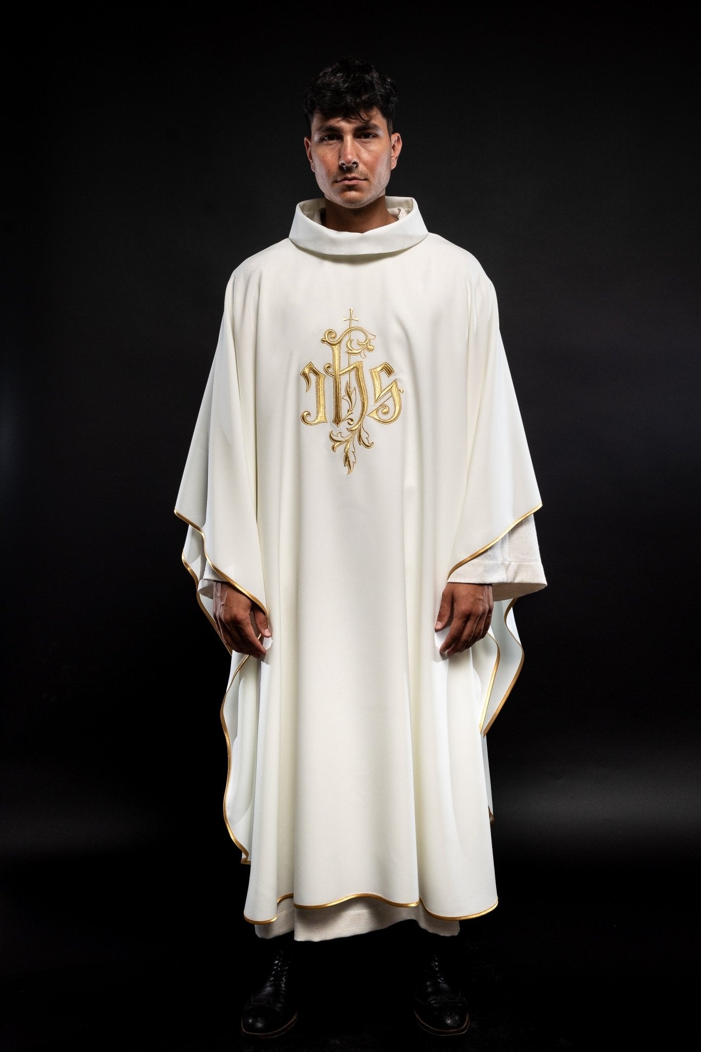 Chasuble crème avec broderie IHS dorée KOR/032/05/12 ECRU - CHASUBLES.FR
