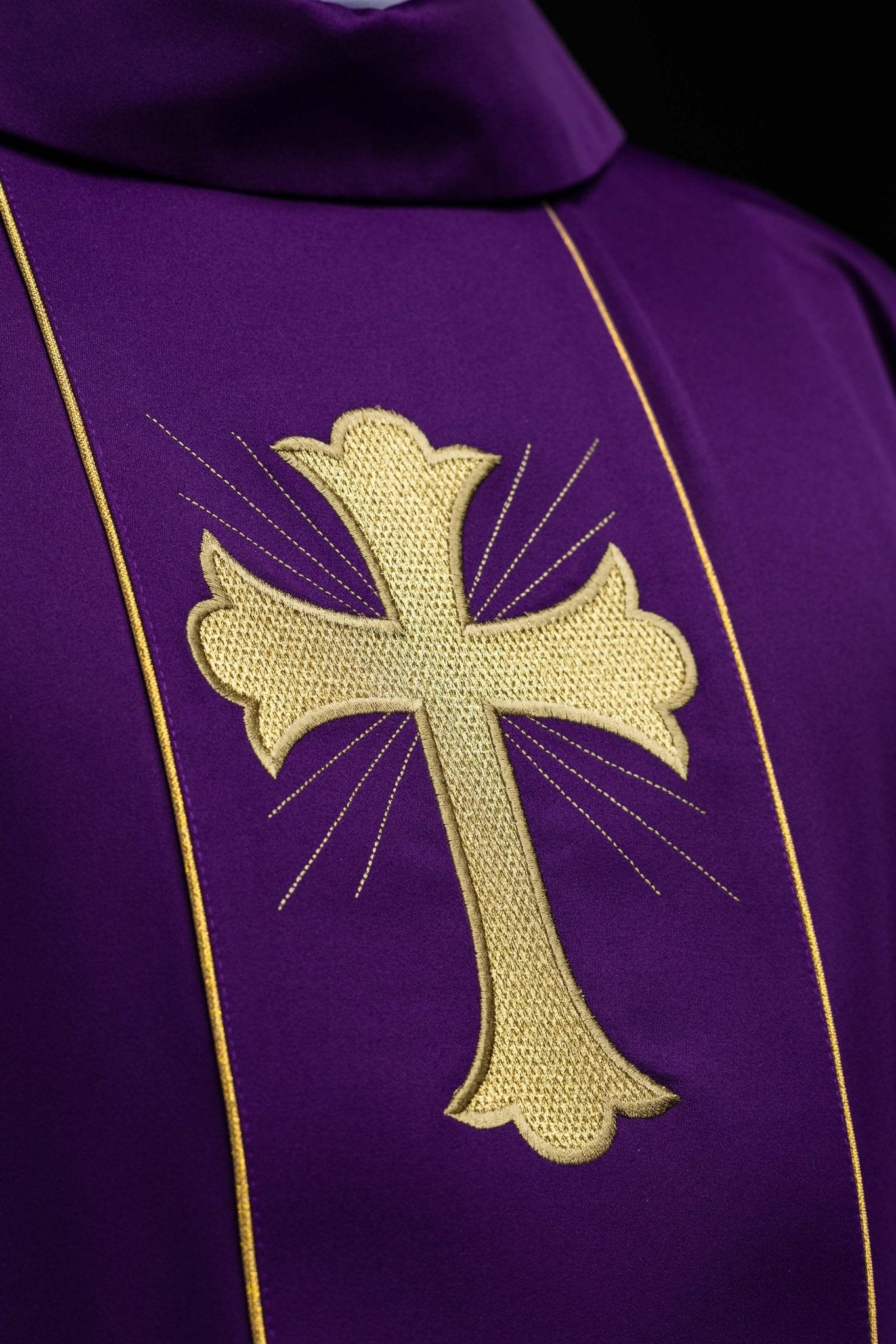 Chasuble Croix et oreilles en violet KOR/375/03/53 FIOLET - CHASUBLES.FR