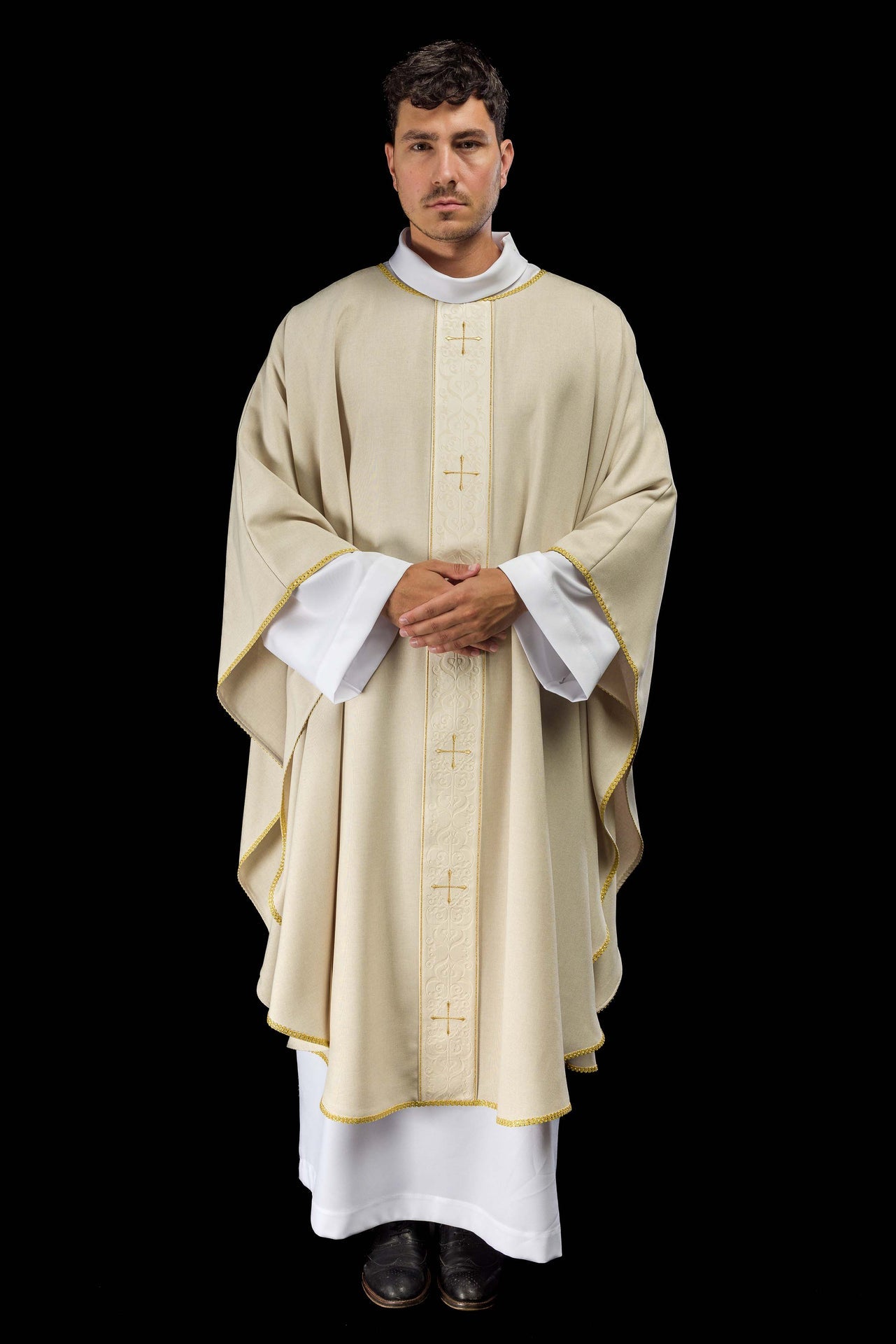 Chasuble de couleur écru avec une bande brodée de croix LE/7074/05 - CHASUBLES.FR
