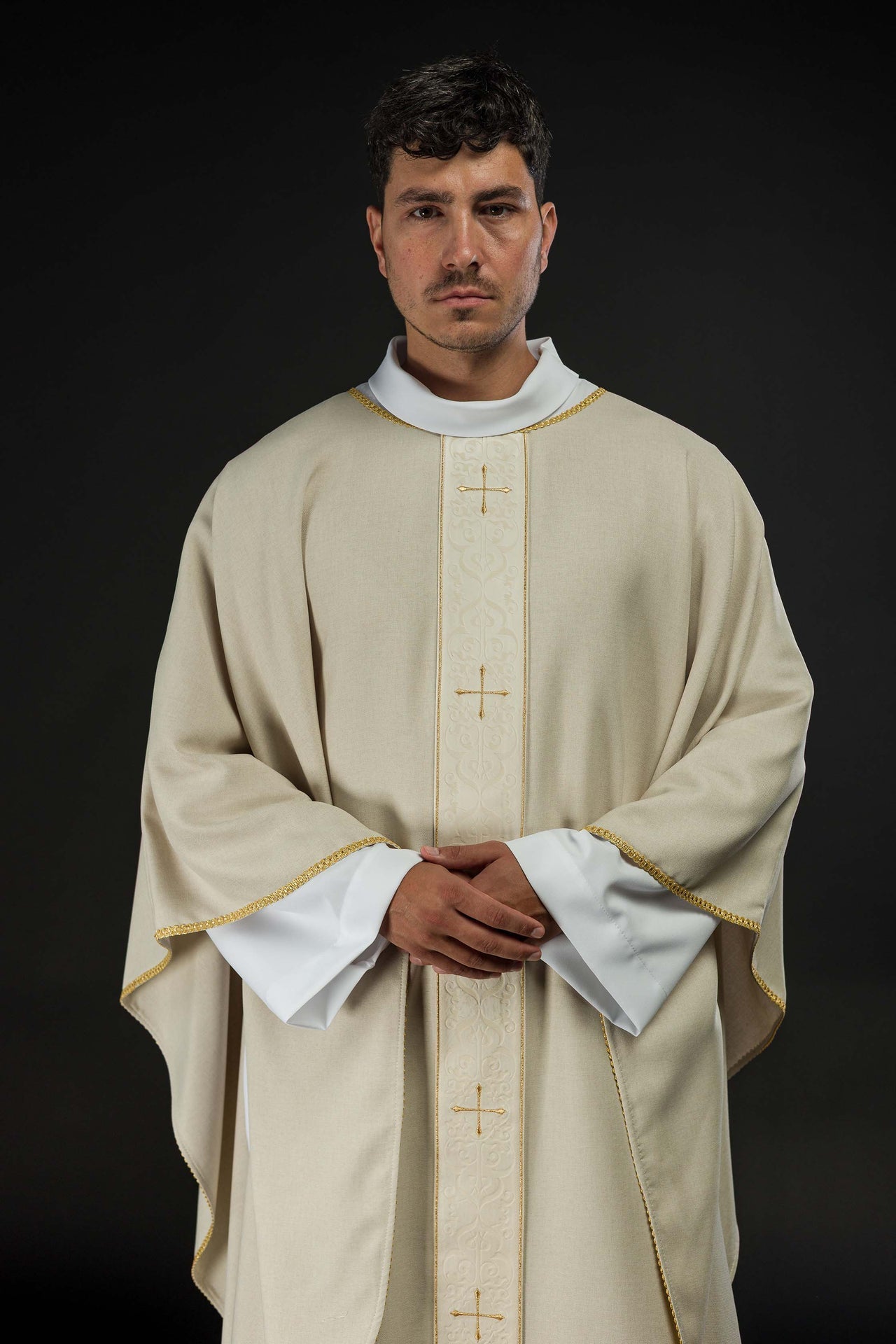 Chasuble de couleur écru avec une bande brodée de croix LE/7074/05 - CHASUBLES.FR