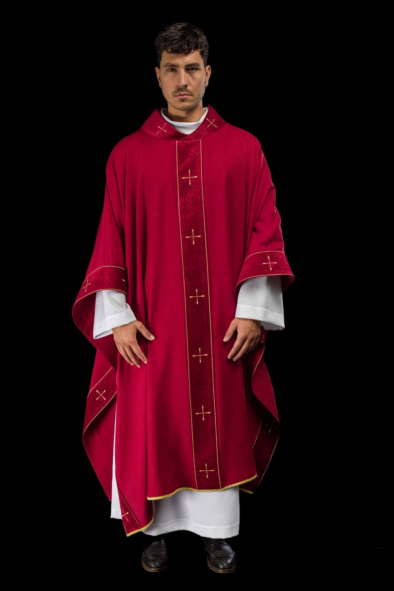 Chasuble de couleur rouge avec bande et col brodés de croix LE/7073/02 - CHASUBLES.FR