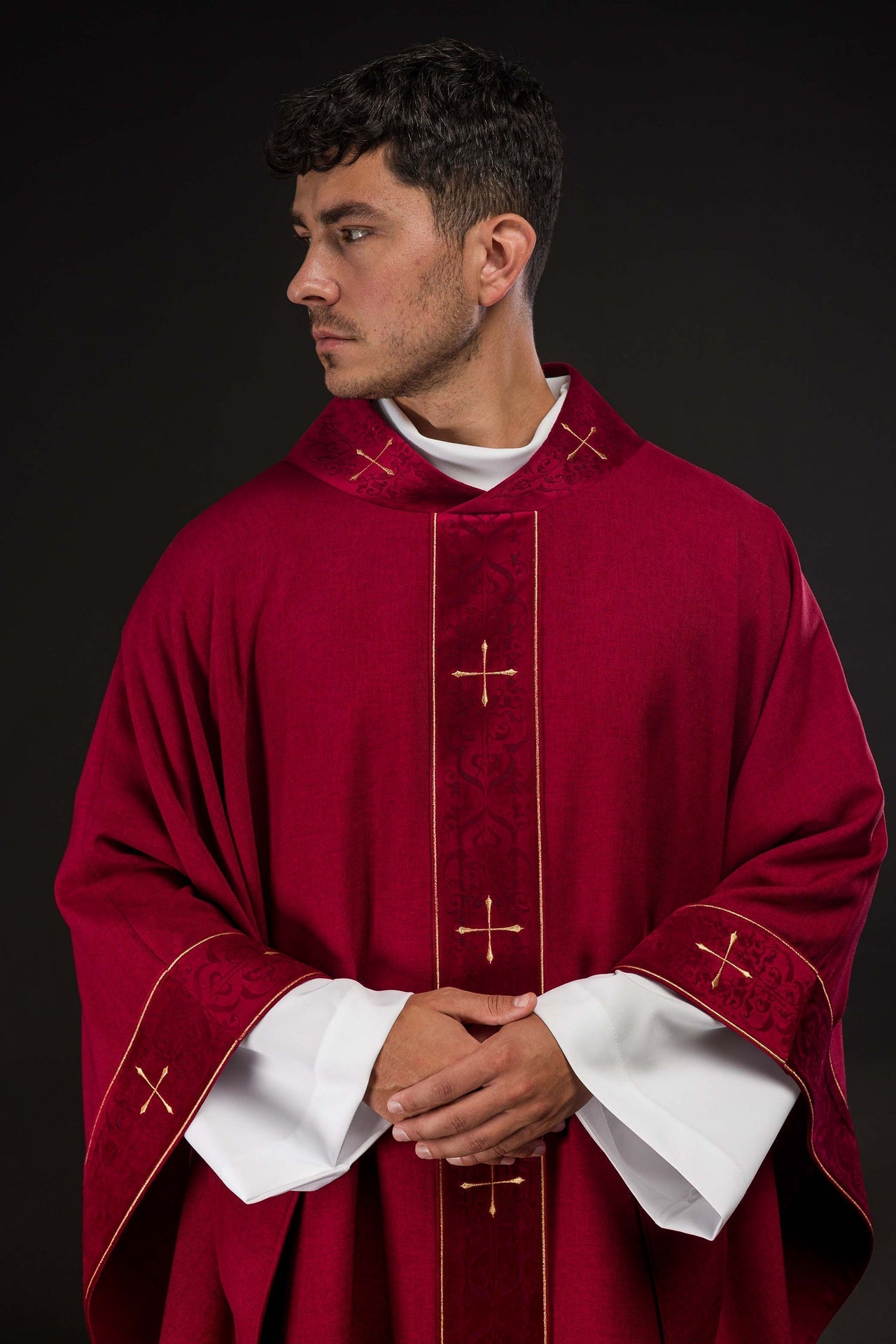 Chasuble de couleur rouge avec bande et col brodés de croix LE/7073/02 - CHASUBLES.FR