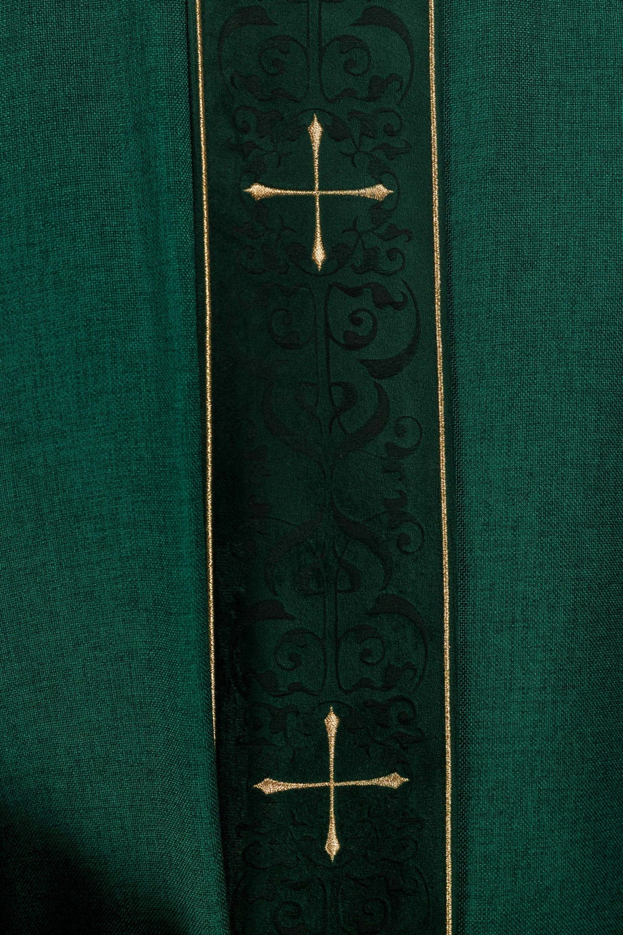 Chasuble de couleur verte avec bande et col brodés de croix LE/7073/01 - CHASUBLES.FR
