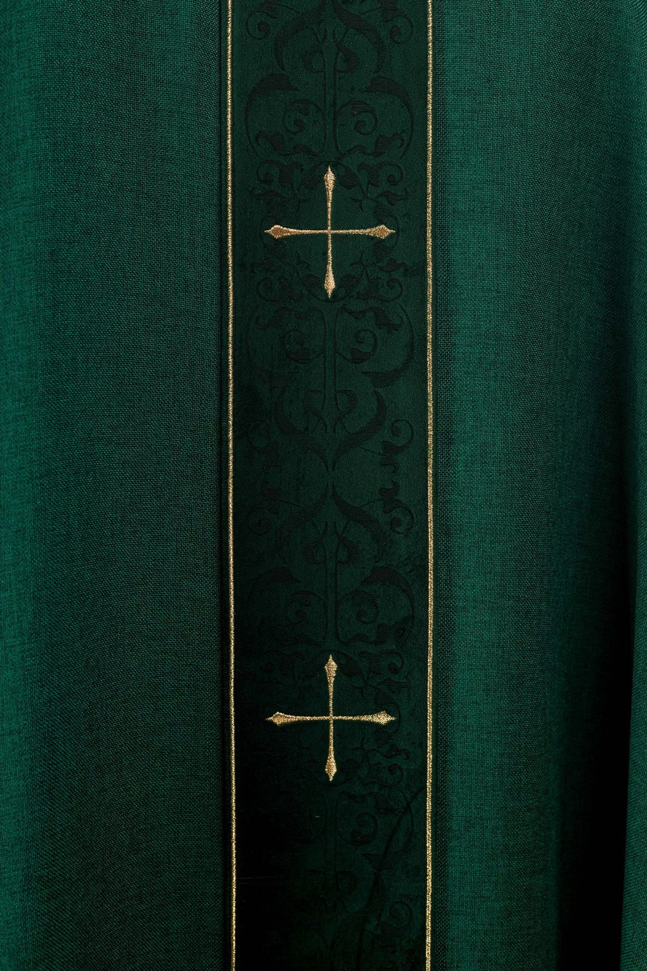 Chasuble de couleur verte avec une bande brodée de croix LE/7074/01 - CHASUBLES.FR
