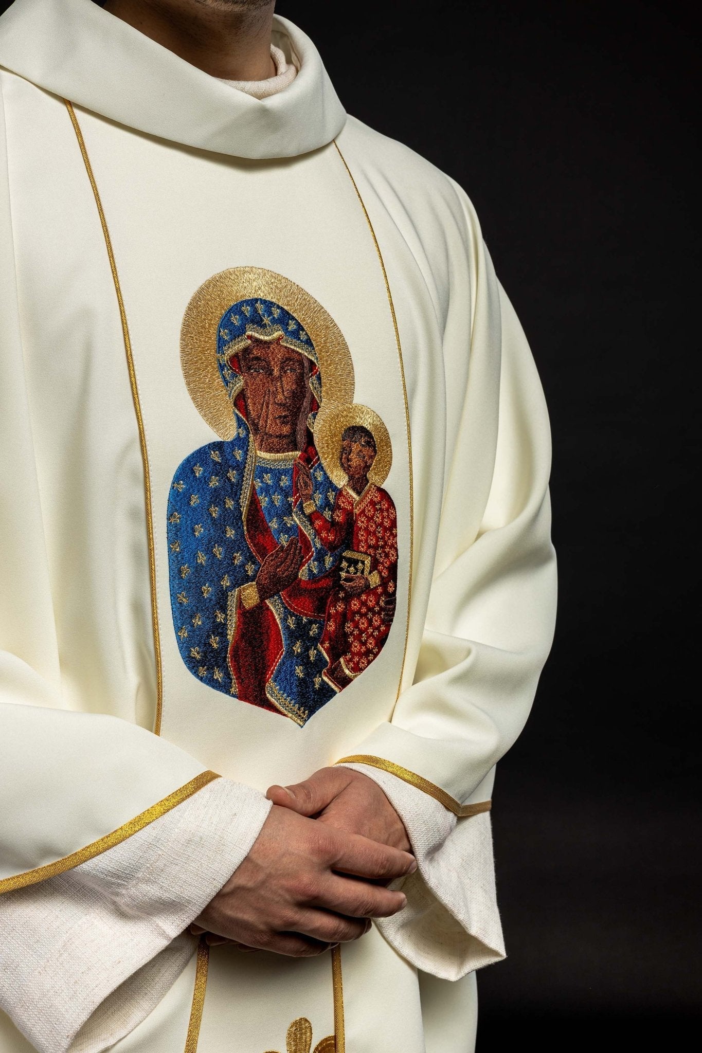 Chasuble de Notre - Dame de Czestochowa en écru avec motif KOR/201/05/01 ECRU - CHASUBLES.FR