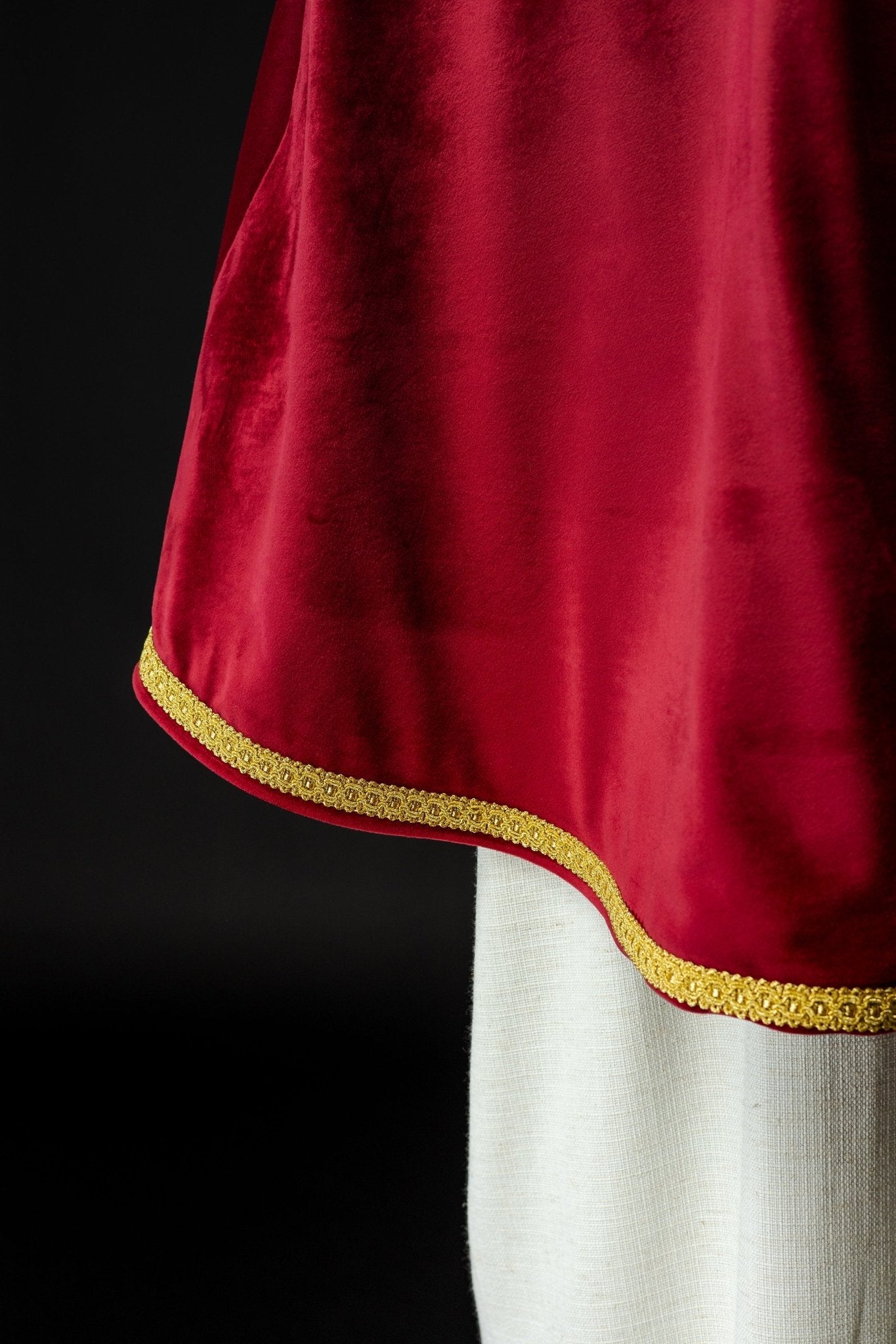Chasuble d'enfant de chœur en velours avec fermeture rouge KKP/041/02/76 - CHASUBLES.FR