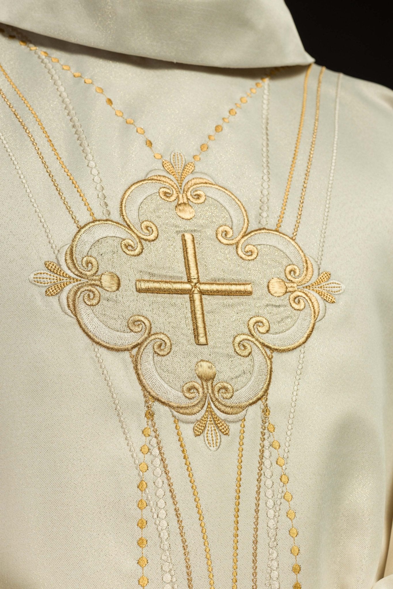 Chasuble d'inspiration rosaire en tissu brillant écru LE/7016/05 - CHASUBLES.FR