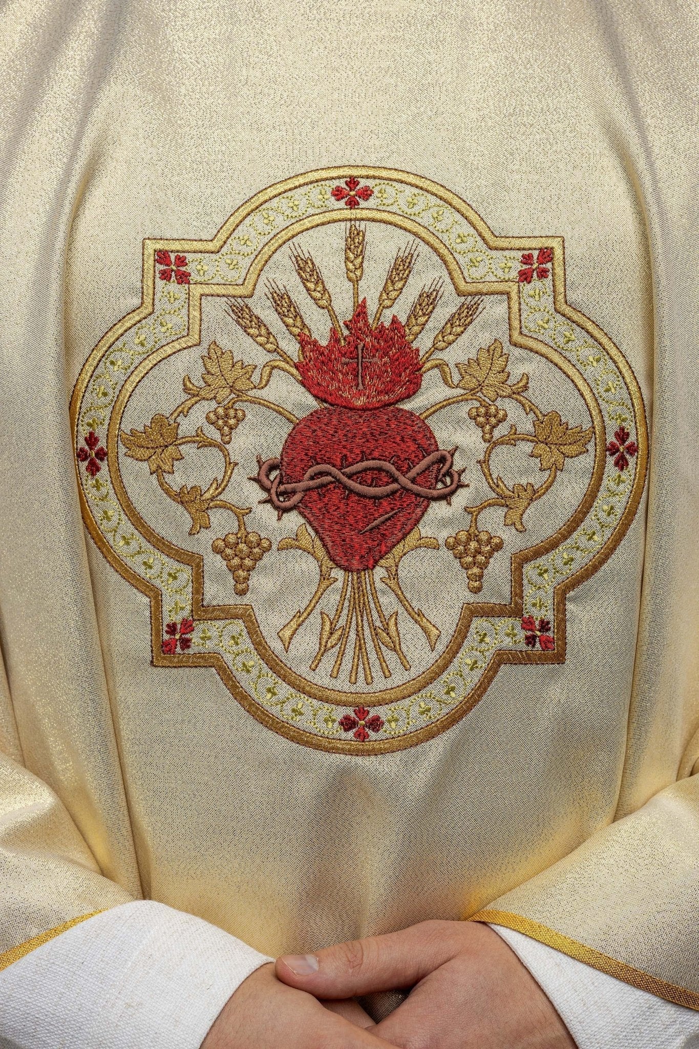 Chasuble d'or brodée du motif du Cœur de Jésus et du Calice KOR/118/10/37 ZŁOTO - CHASUBLES.FR