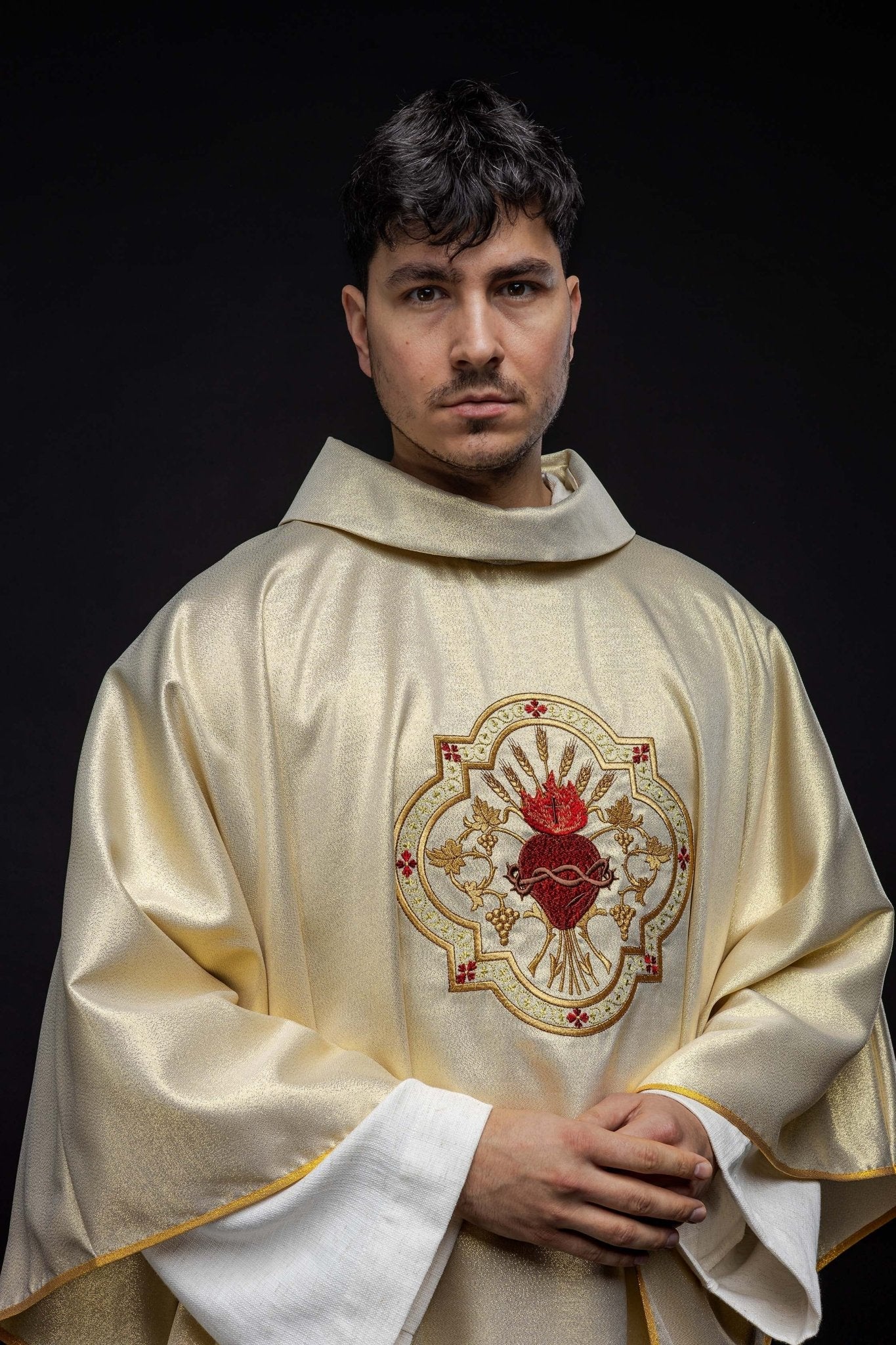 Chasuble d'or brodée du motif du Cœur de Jésus et du Calice KOR/118/10/37 ZŁOTO - CHASUBLES.FR