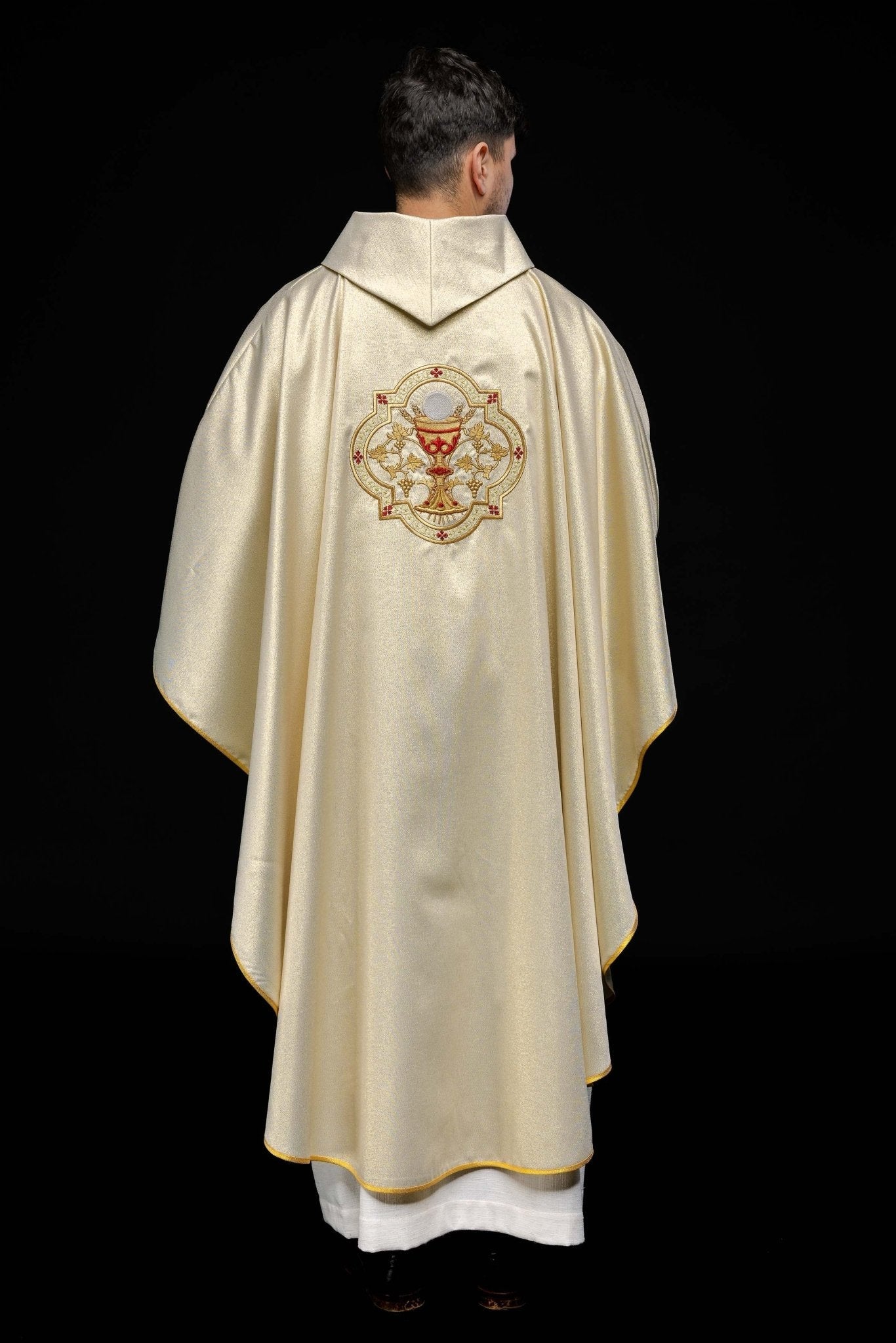 Chasuble d'or brodée du motif du Cœur de Jésus et du Calice KOR/118/10/37 ZŁOTO - CHASUBLES.FR