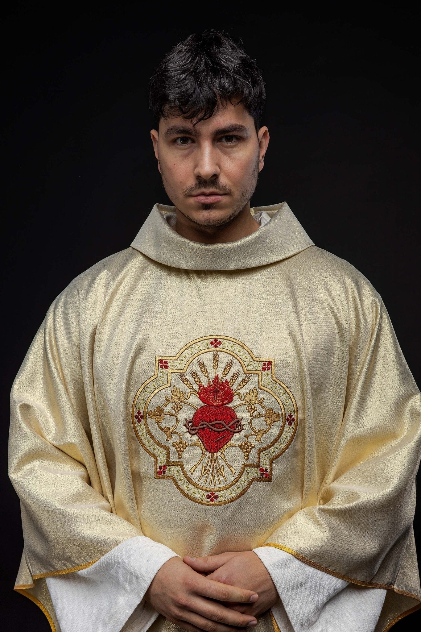 Chasuble d'or brodée du motif du Cœur de Jésus et du Calice KOR/118/10/37 ZŁOTO - CHASUBLES.FR