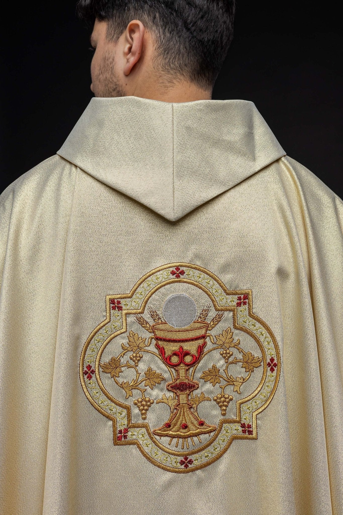 Chasuble d'or brodée du motif du Cœur de Jésus et du Calice KOR/118/10/37 ZŁOTO - CHASUBLES.FR