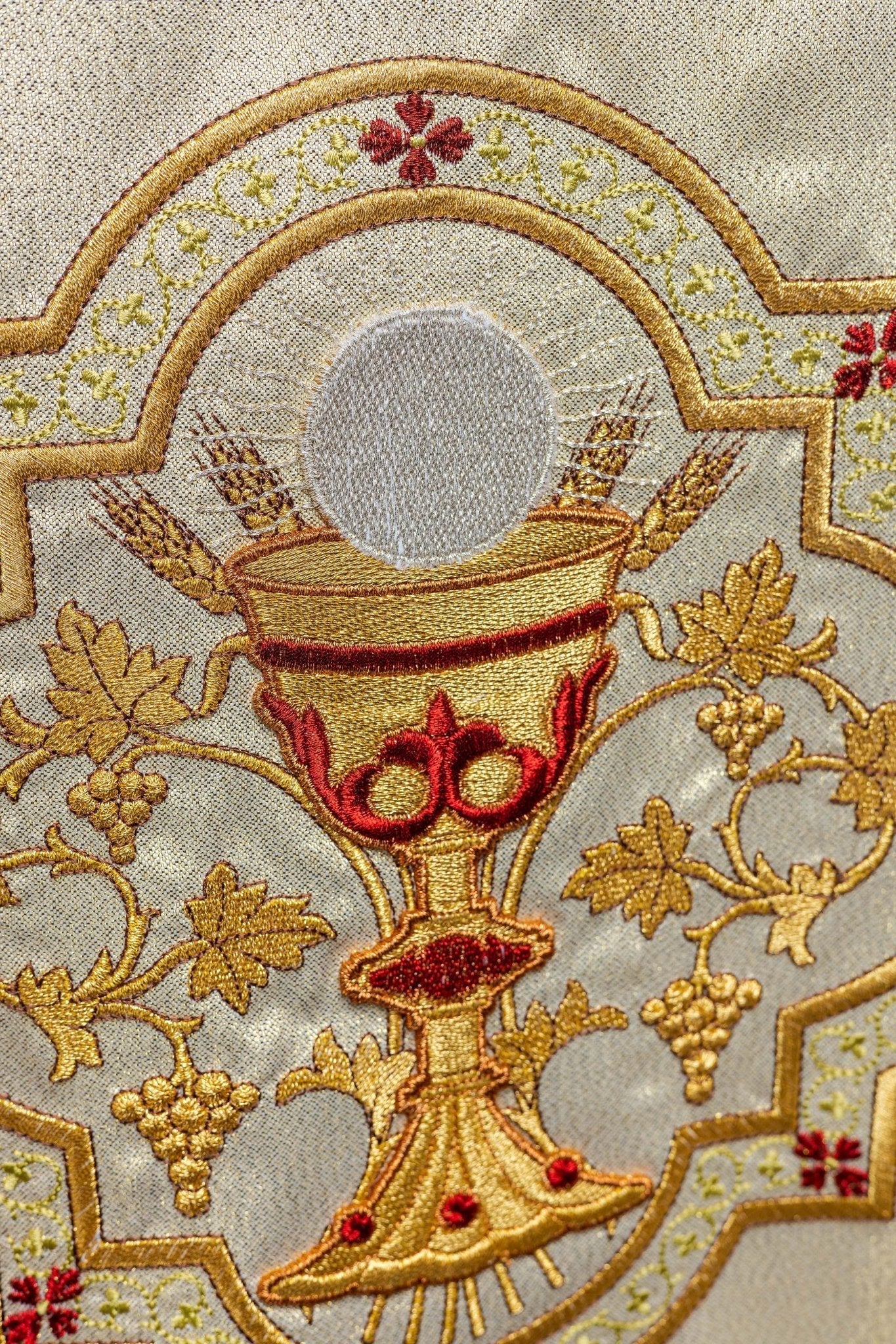 Chasuble d'or brodée du motif du Cœur de Jésus et du Calice KOR/118/10/37 ZŁOTO - CHASUBLES.FR