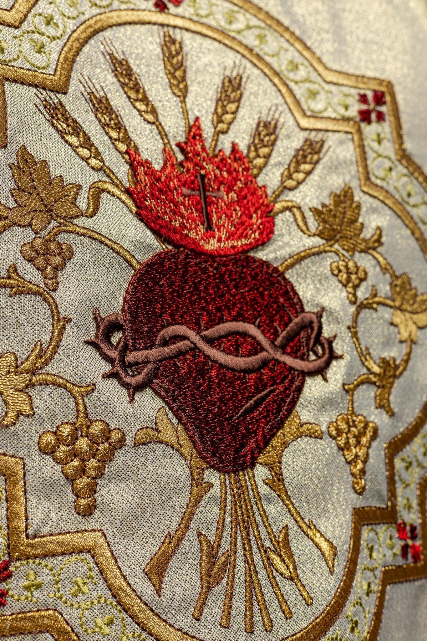 Chasuble d'or brodée du motif du Cœur de Jésus et du Calice KOR/118/10/37 ZŁOTO - CHASUBLES.FR
