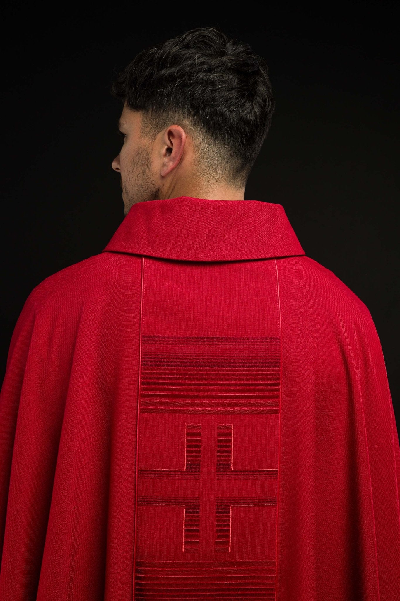 Chasuble doré brodé avec le motif du Cœur de Jésus et du Calice HA7032-02 CZERWONY - CHASUBLES.FR